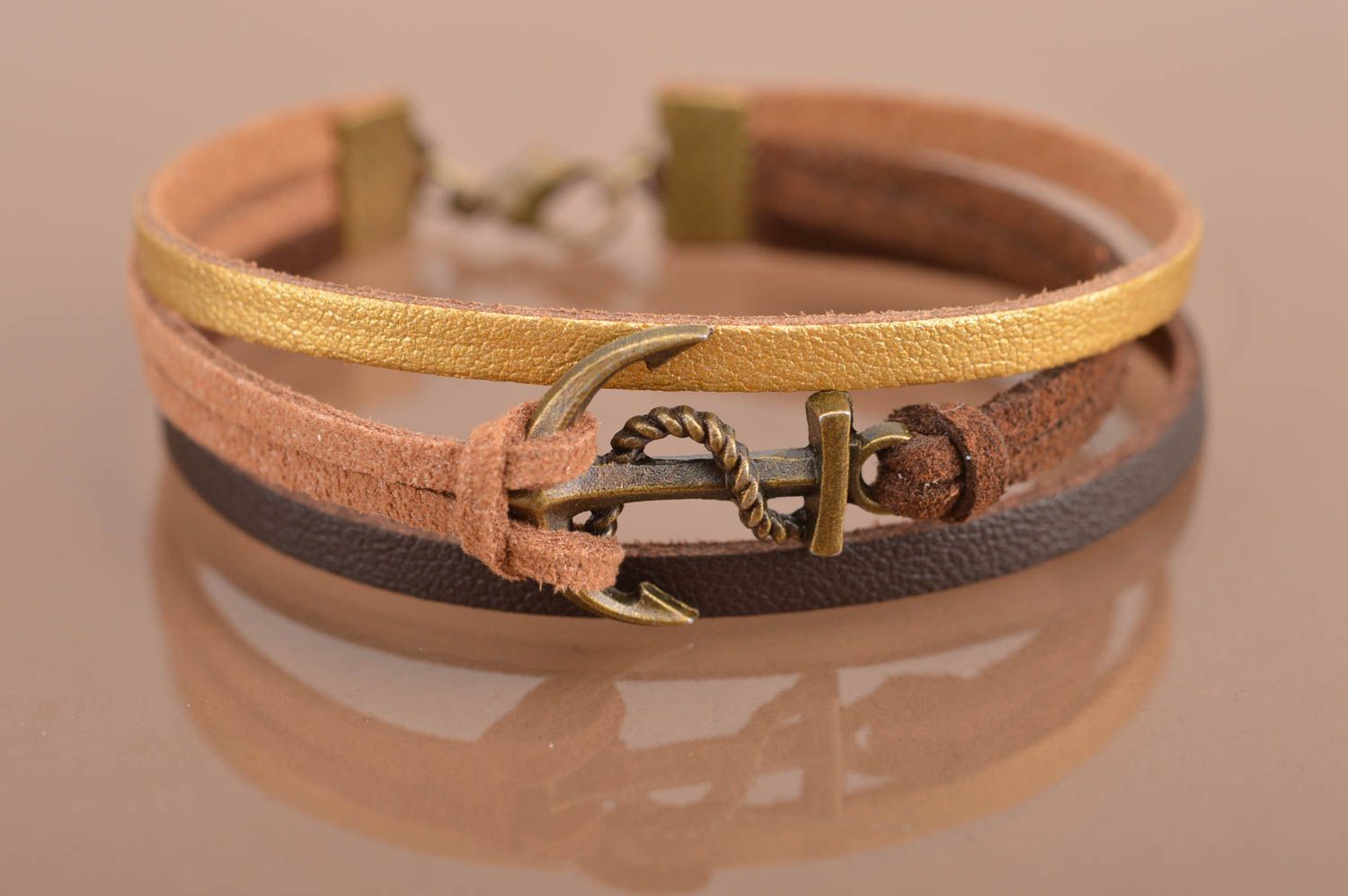 Bracelet tricolore en lacets de daim avec ancre fait main style marin multirang photo 2