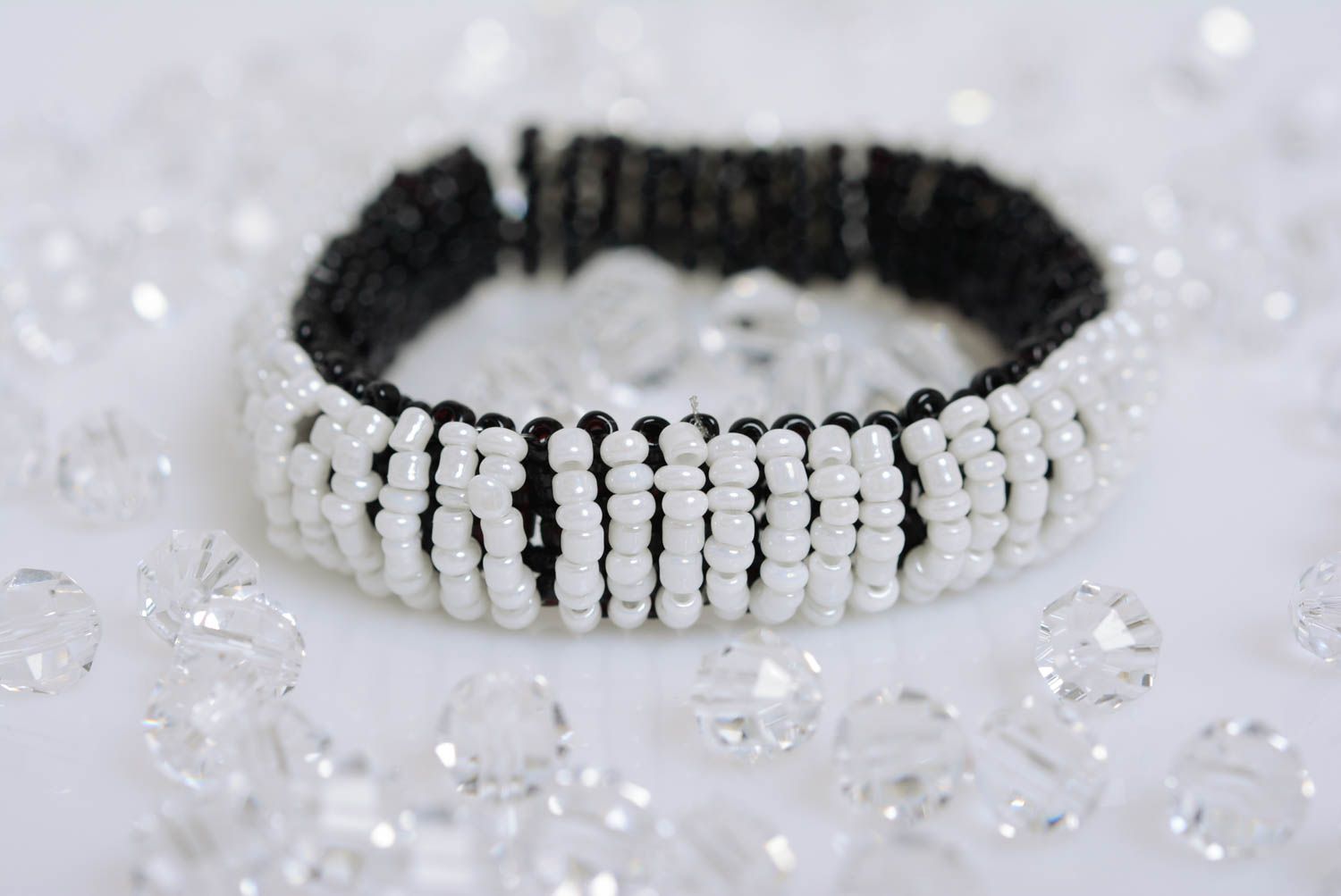 Schwarz weißes Armband aus Glasperlen künstlerisch handgemacht schön auffallend foto 1