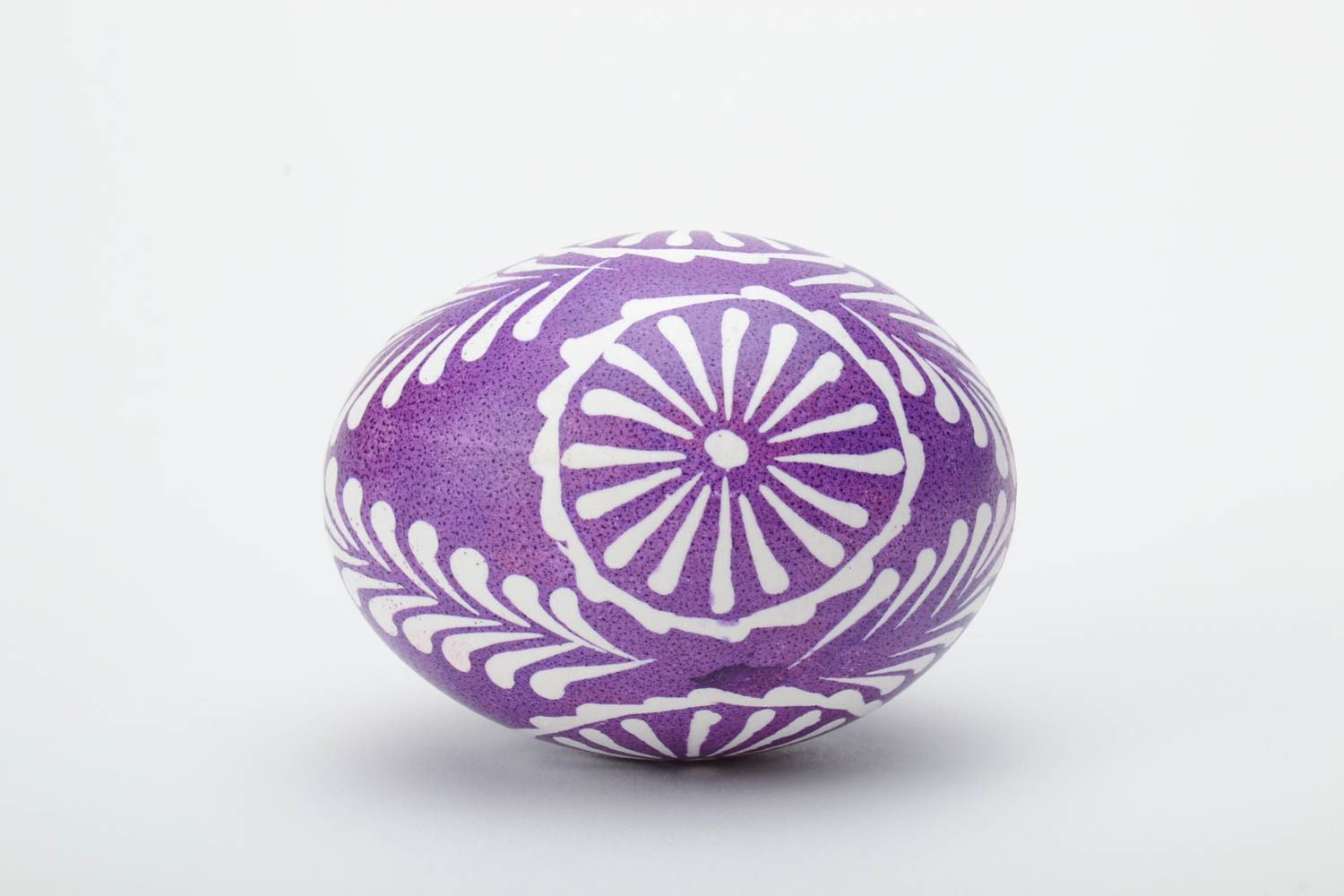 Handmade decorative violet and white Easter egg painted in Lemkiv style photo 3