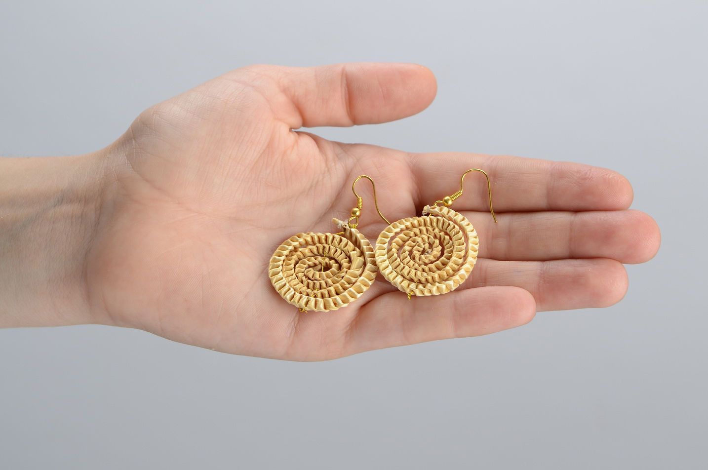 Spiral Earrings made of straw photo 5