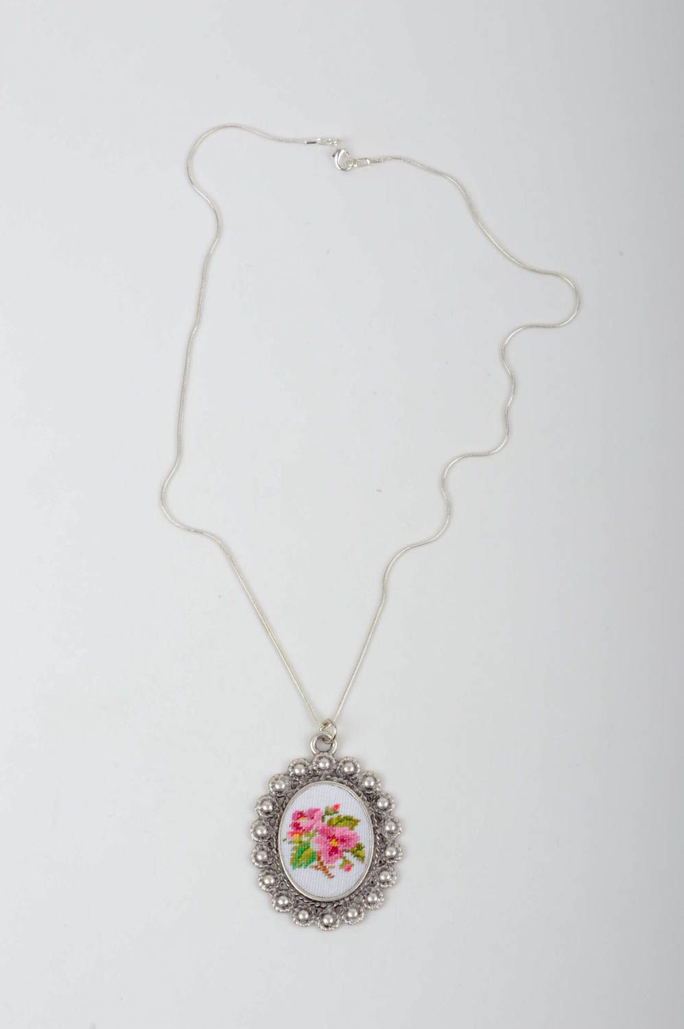 Pendentif fleurs ovale Bijoux fait main design broderie Accessoire femme photo 2