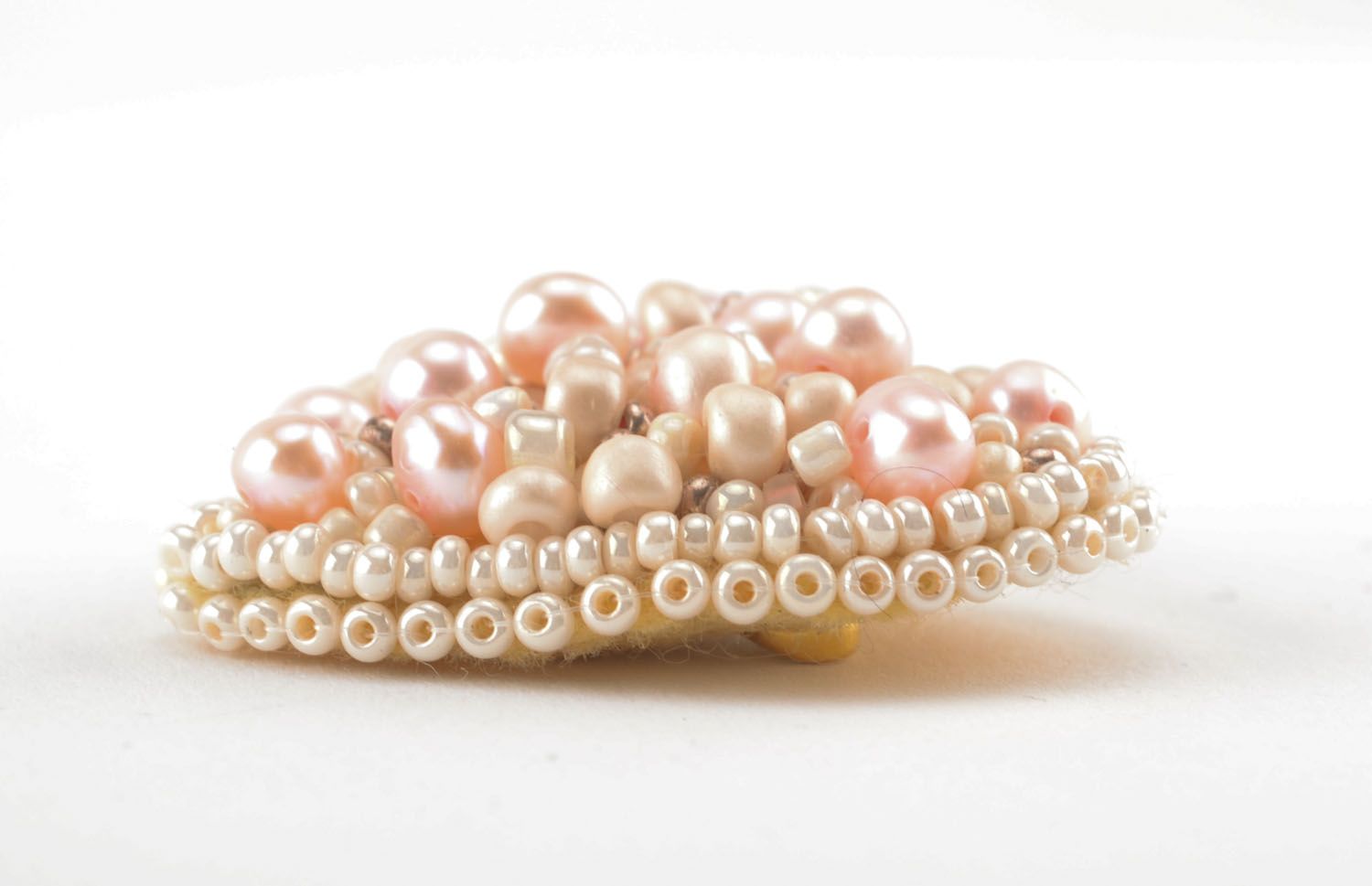 Broche faite main originale en perles d'eau douce roses accessoire cœur photo 1