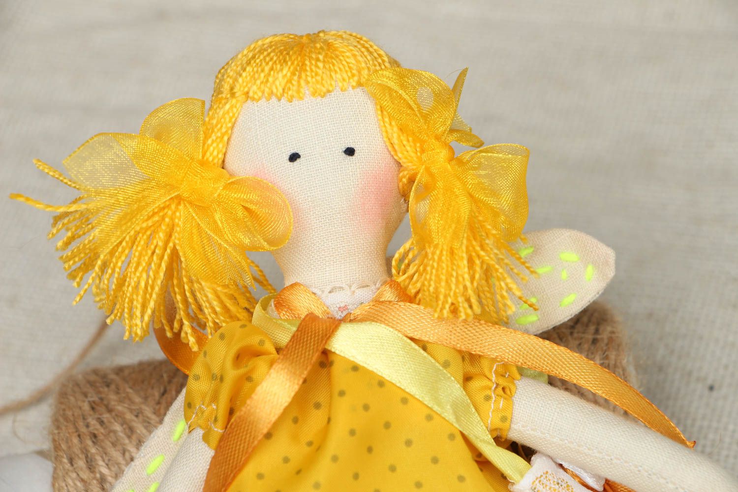 Muñeca de tela hecha a mano con vestido amarillo foto 2