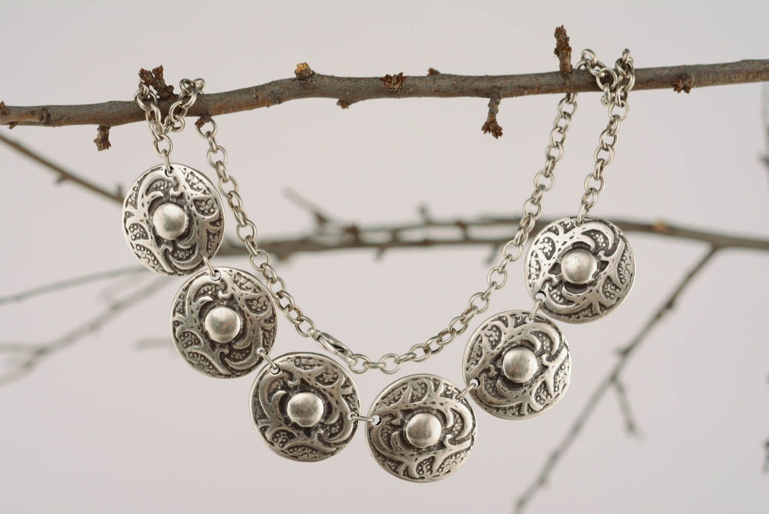 Necklace made of metal alloy photo 1