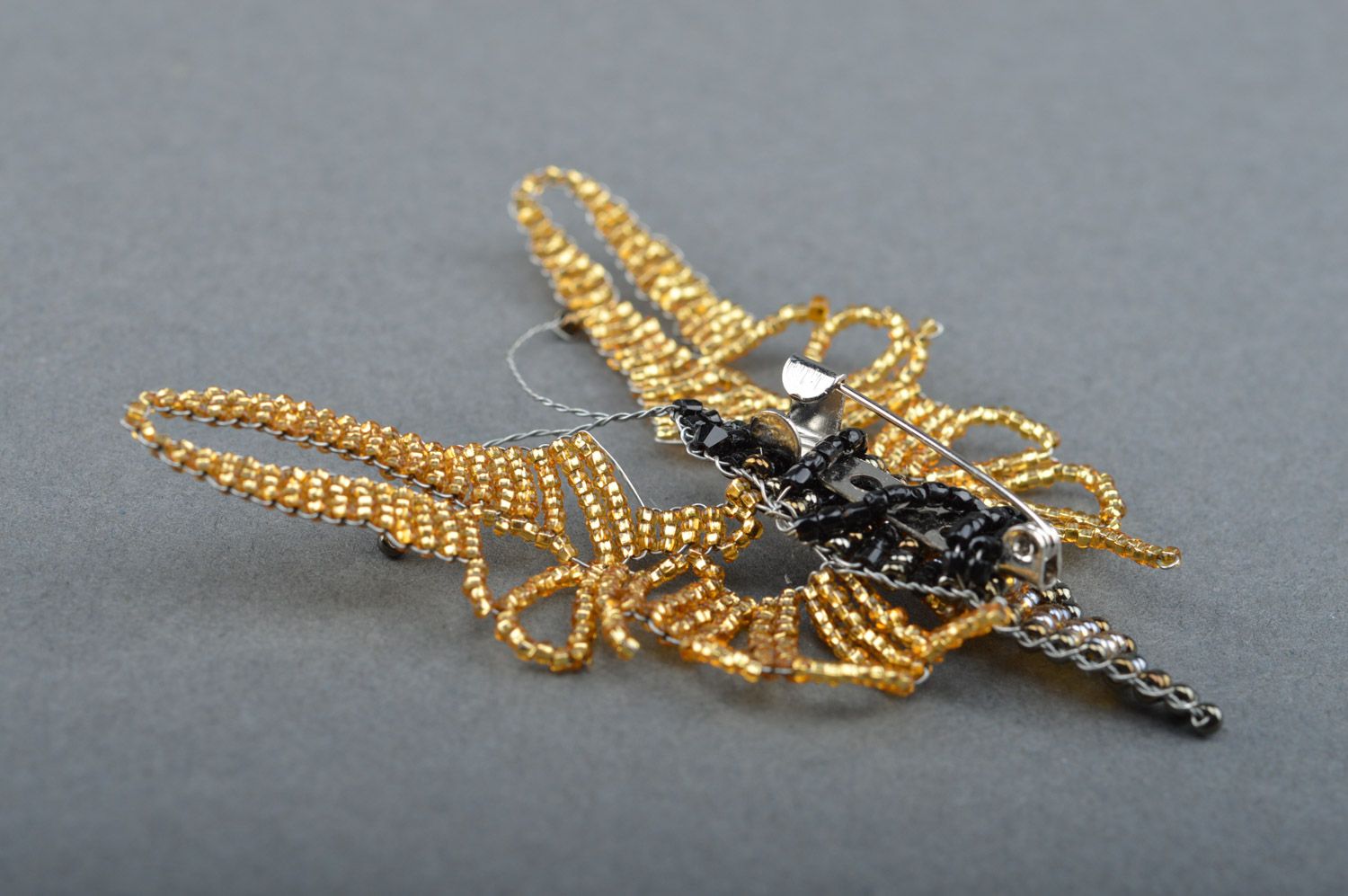 Broche en perles de rocaille de couleur noire et d'or faite main Papillon photo 3