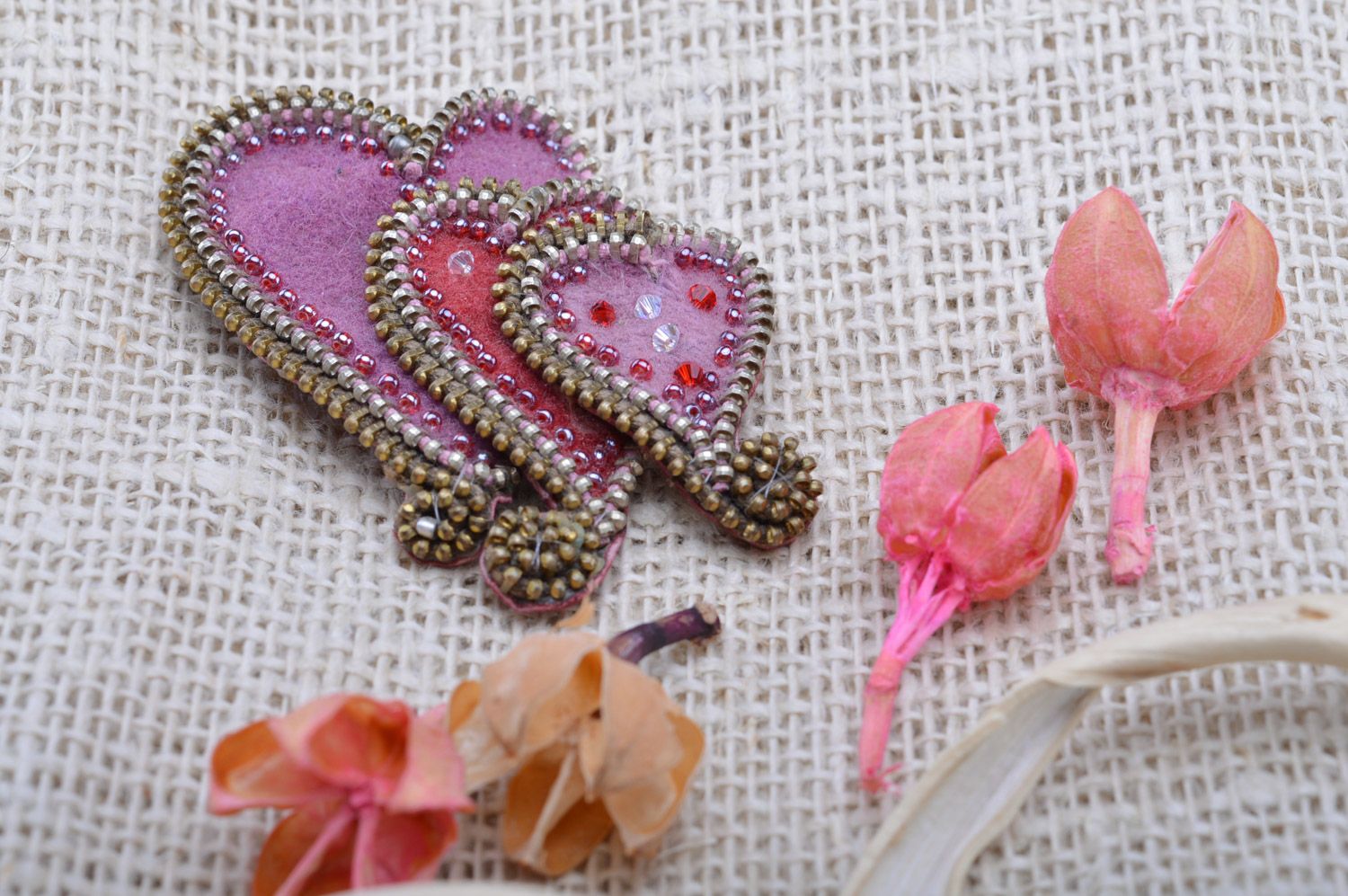 Broche artesanal de cachemira con cremalleras de metal rosado Corazones foto 5
