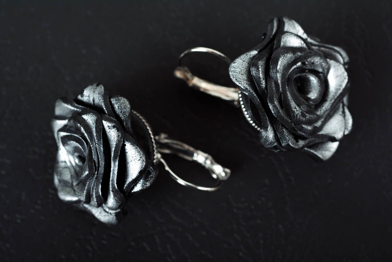 Orecchini belli in argilla polimerica fatti a mano accessorio rose nere foto 3
