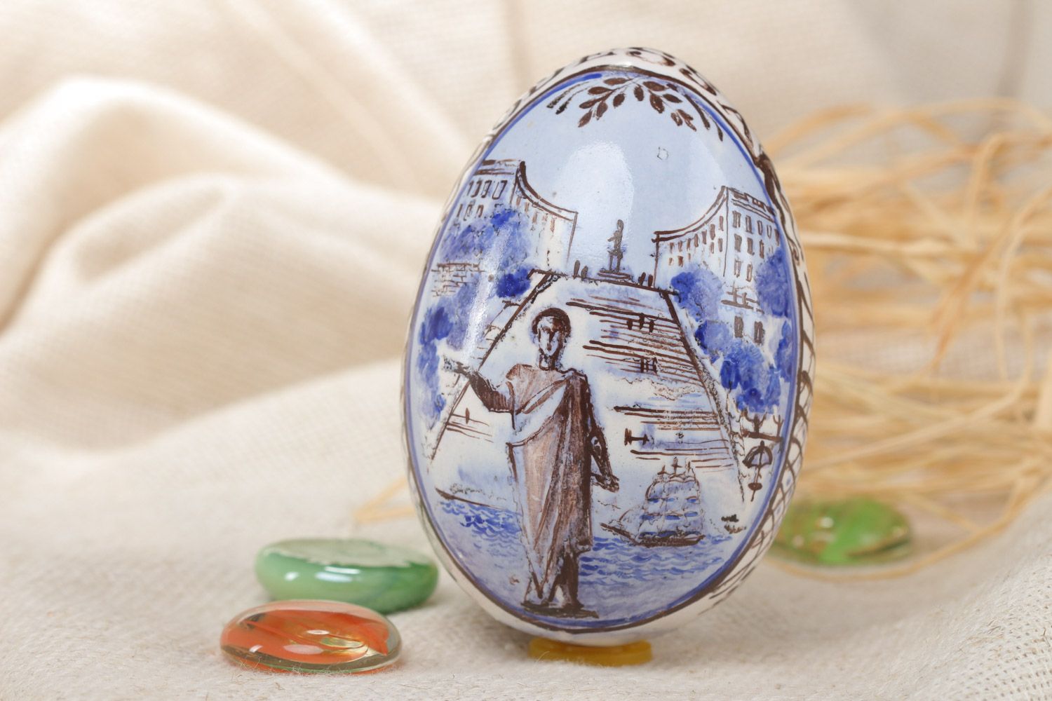 Декоративное яйцо керамическое с росписью и подставкой покрытое эмалью ручной работы фото 1