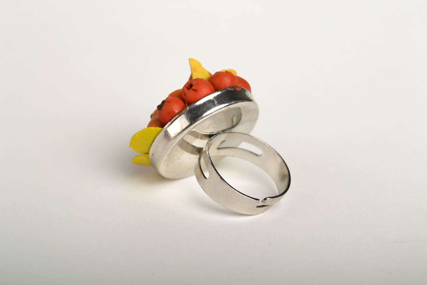 Кольцо ручной работы украшение из холодного фарфора модное кольцо с рябиной фото 4