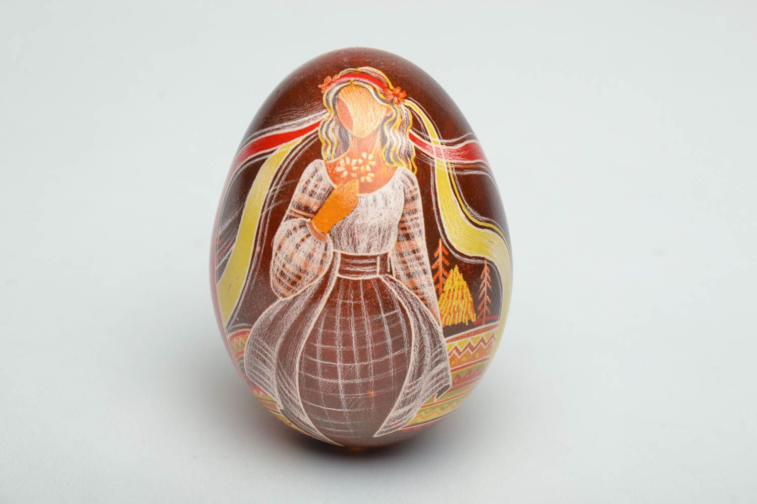 Oeuf de Pâques peint avec ornements grattés fait main décoratif original photo 2