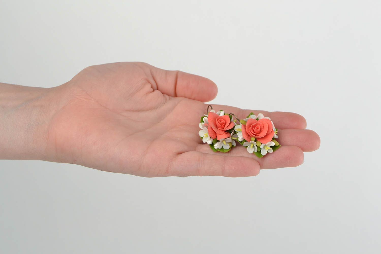 Boucles d'oreilles artisanales en porcelaine froide faites main Fleurs roses photo 2
