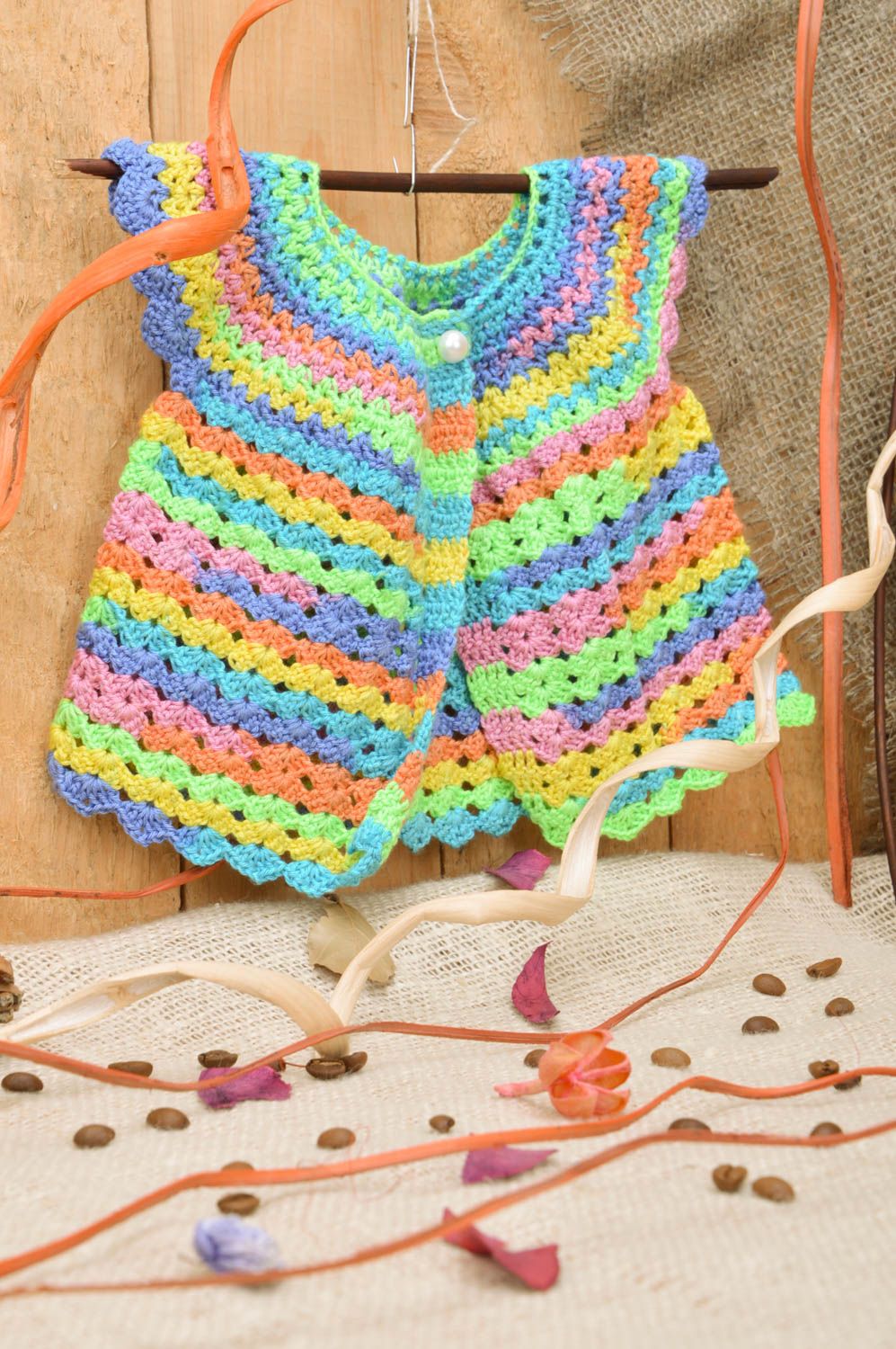Вязаная жилетка для ребенка красивая разноцветная с пуговицей ручная работа фото 1