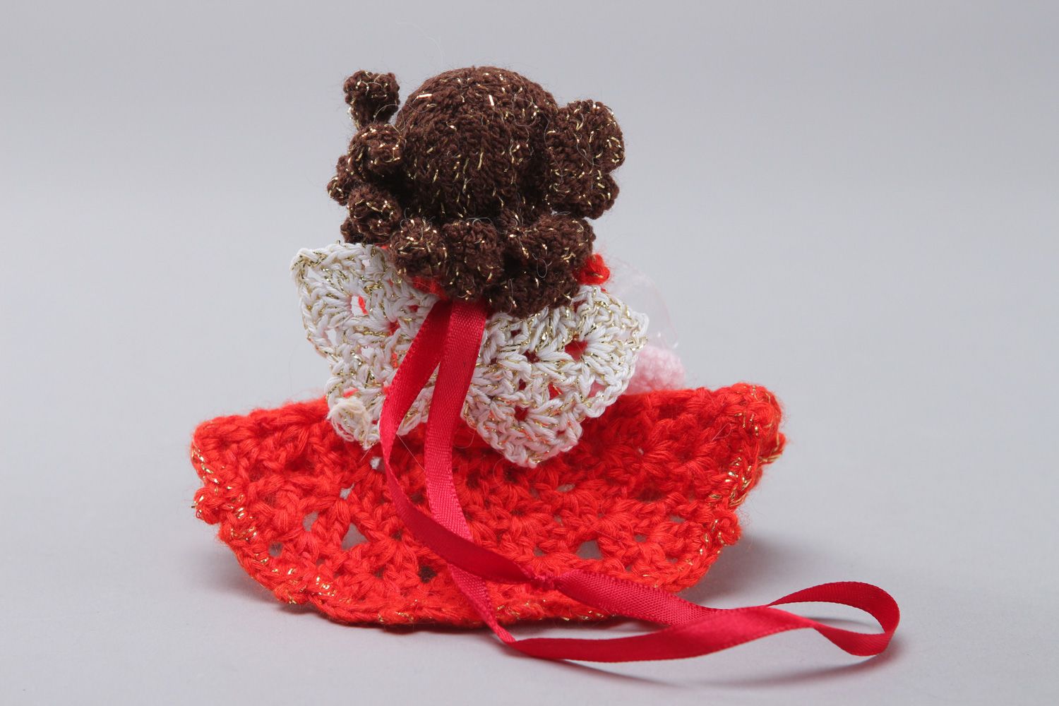 Muñeca artesanal con vestido rojo tejida a ganchillo de algodón e hilos acrílicos. foto 3