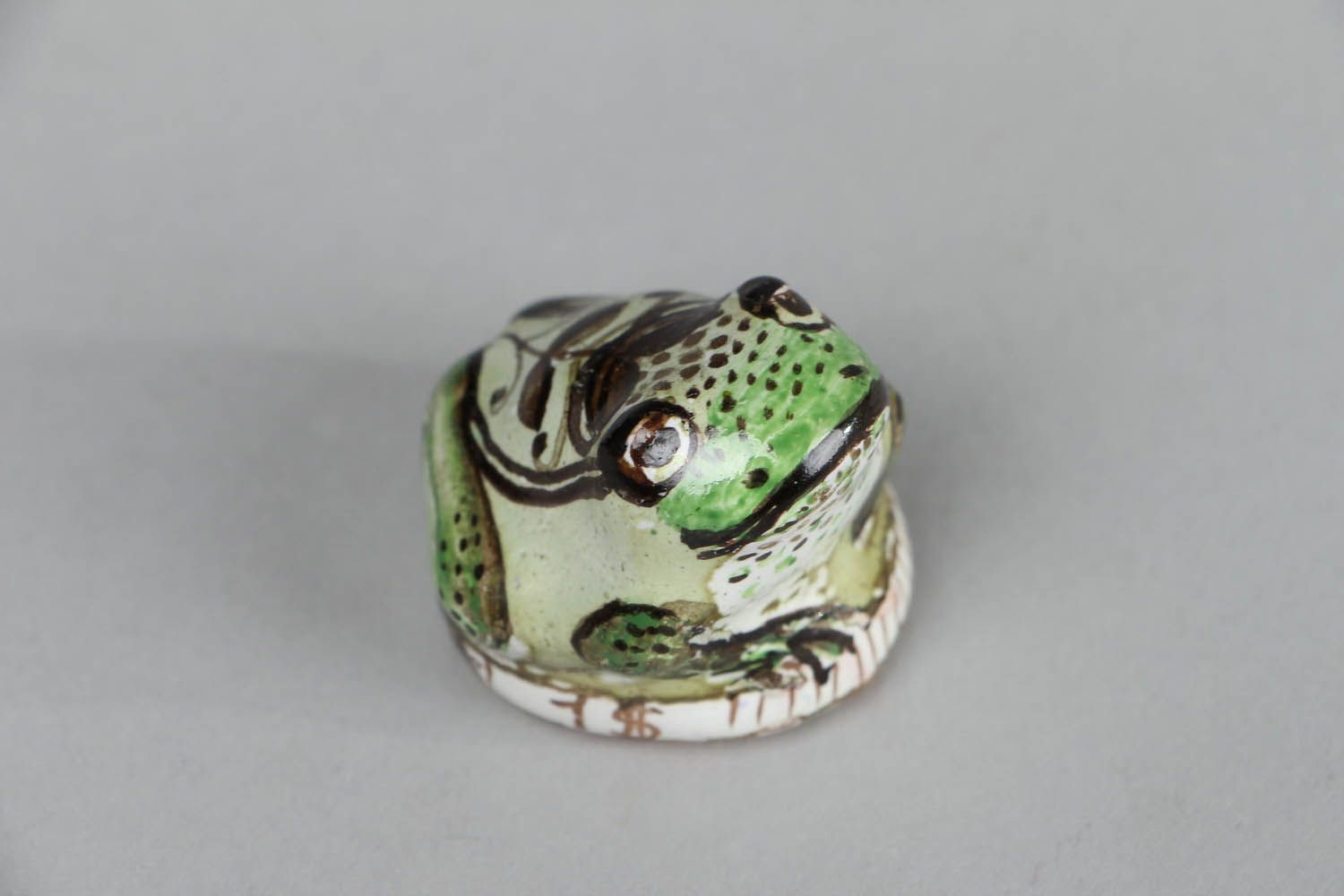 Figurine céramique en forme de grenouille modelée à main photo 3
