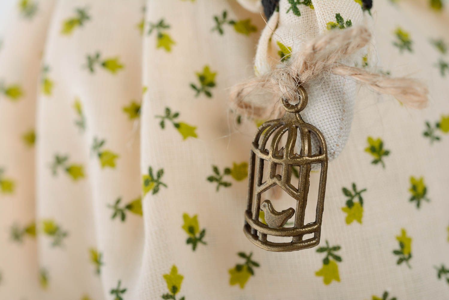 Красивая мягкая интерьерная кукла для дома из льна и хлопка в кремовом платье фото 4