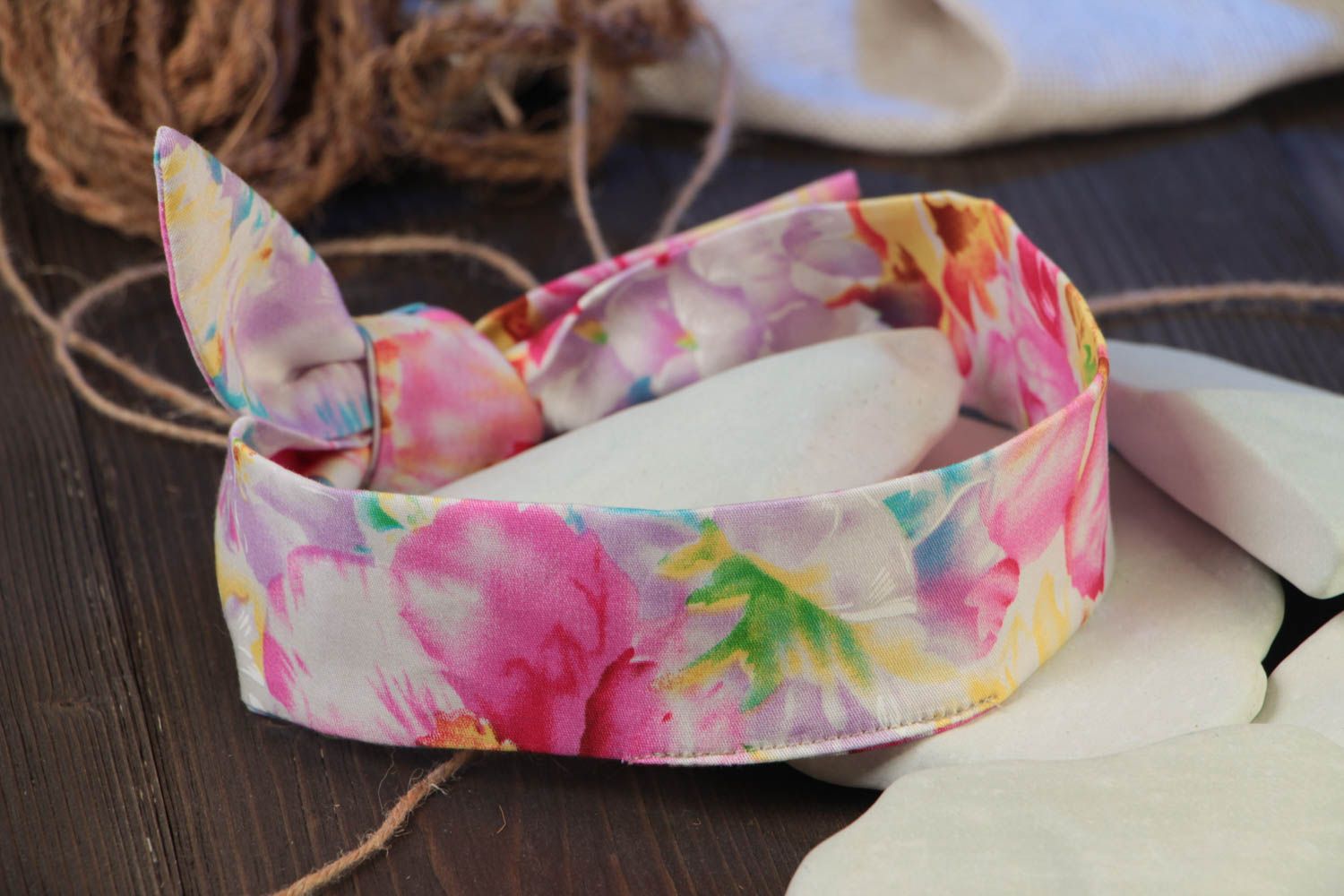 Banda para el cabello flexible con estampado floral adornada artesanal foto 1