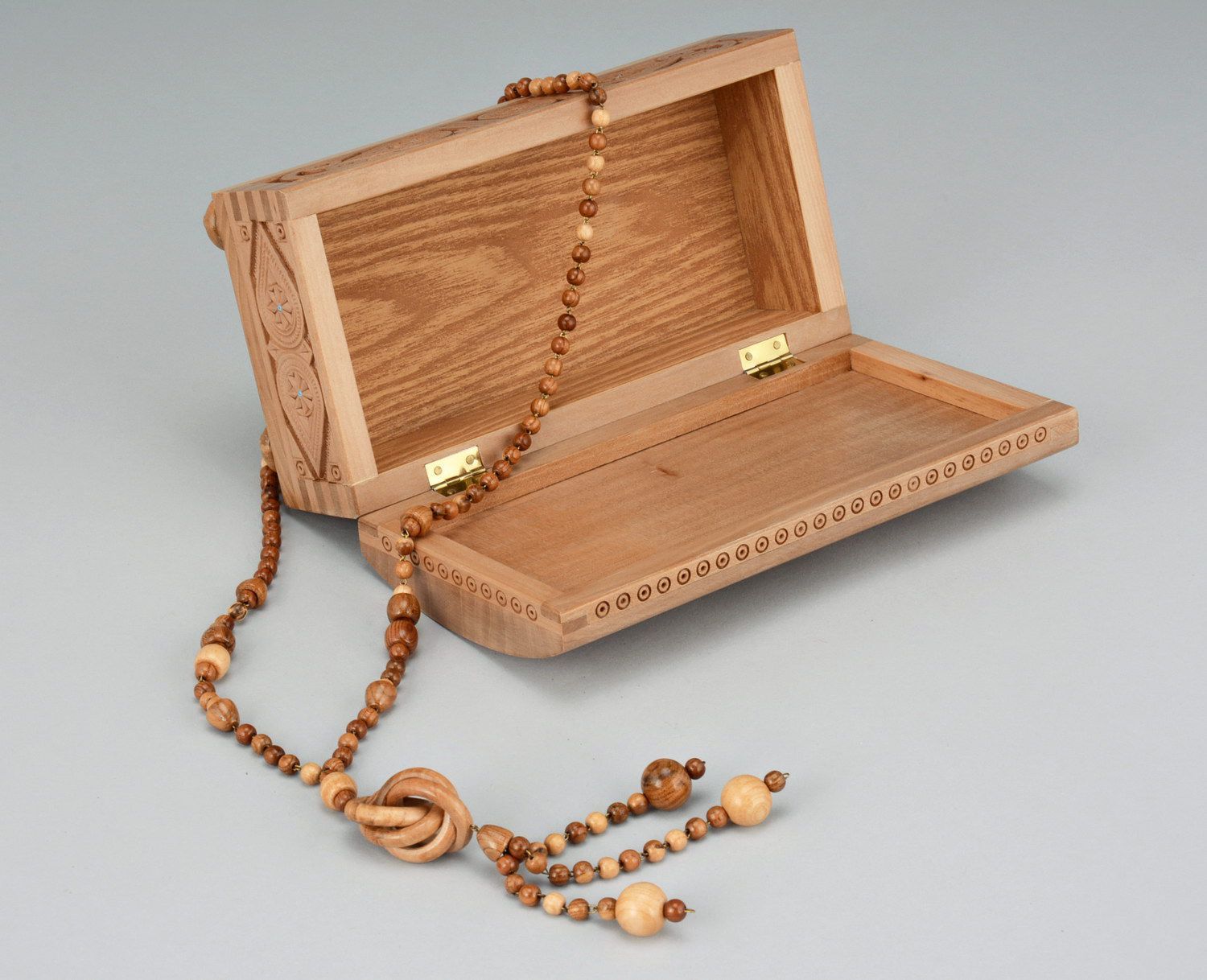 Halskette aus verschiedenen Holzsorten mit Schließe  foto 2