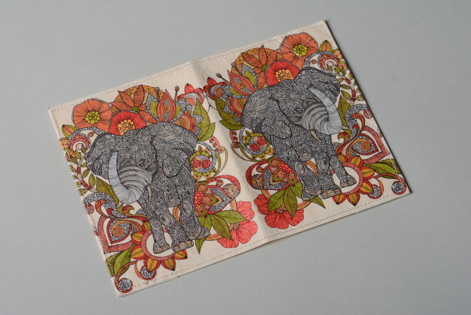 Handgemachte bunte Passhülle aus Kunstleder mit Muster Elefant in Blumen foto 2