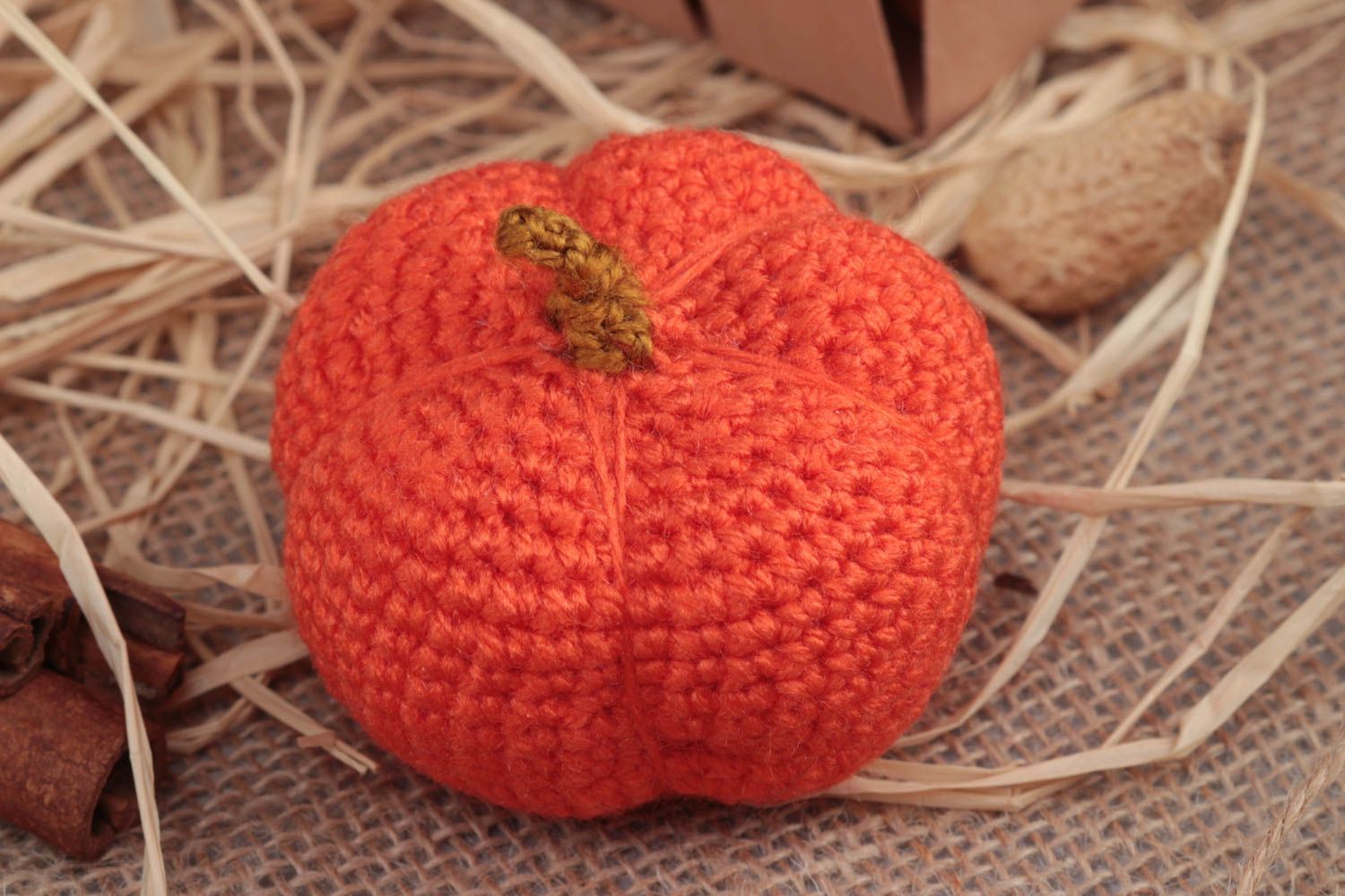 Petit jouet mou tricoté orange en forme de citrouille fait main au crochet photo 1