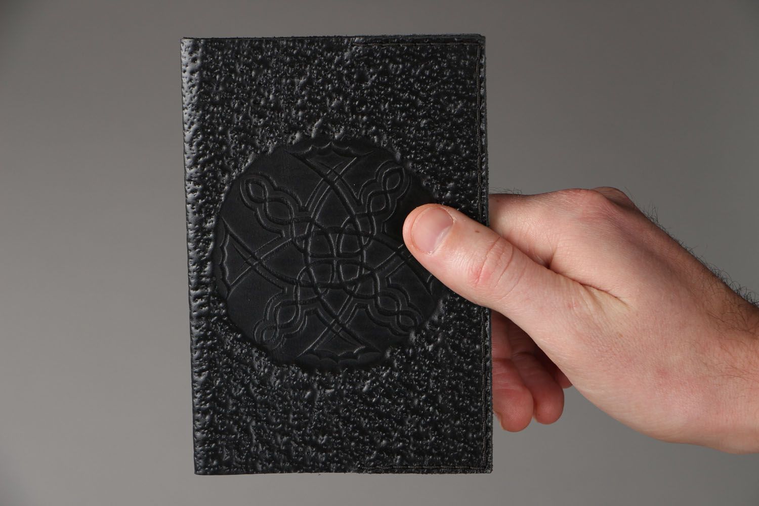 Schwarze Passhülle aus Leder foto 3