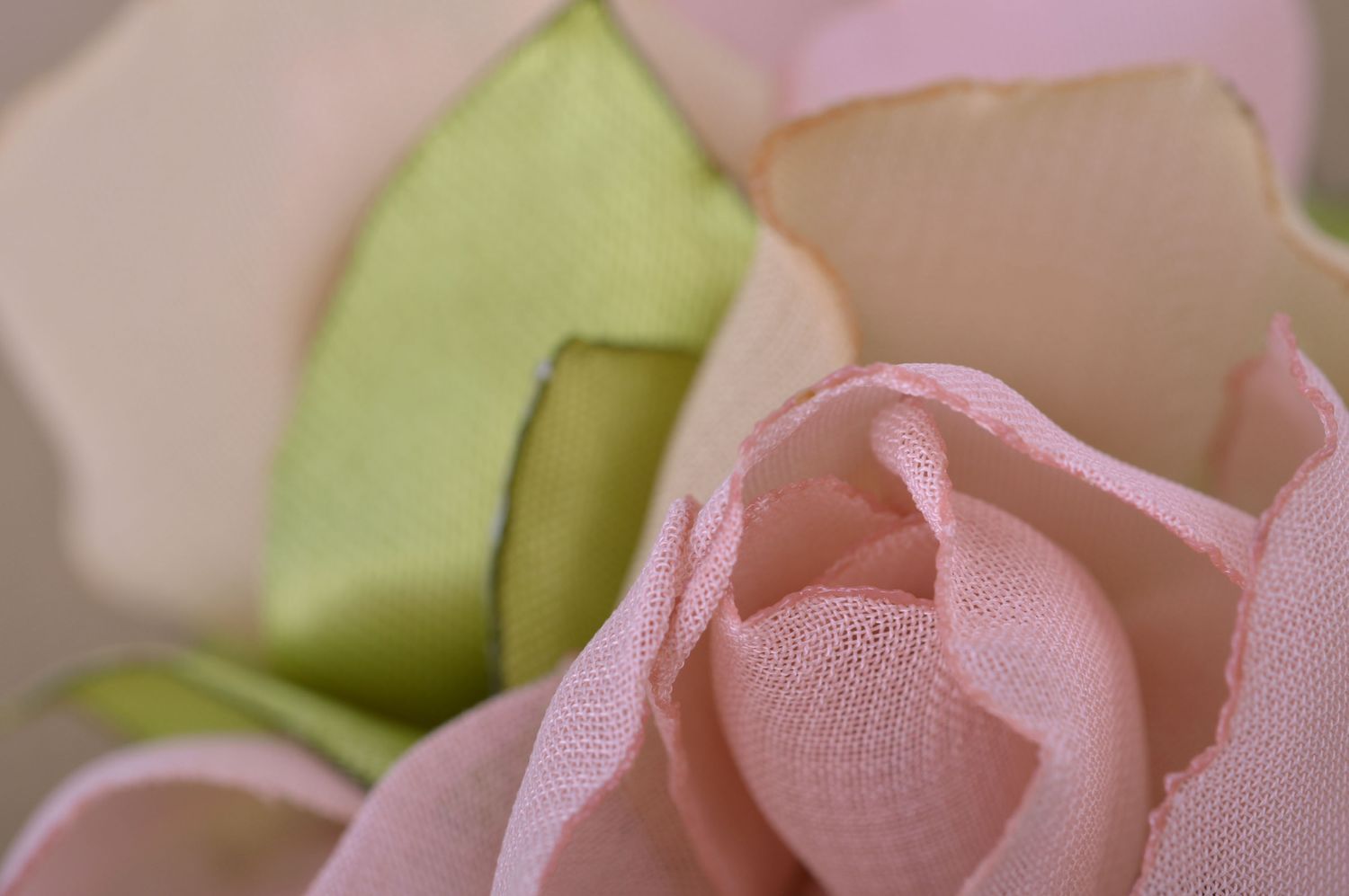 Handmade hair clip brooch with three chiffon and satin fabric pink rose flowers photo 4