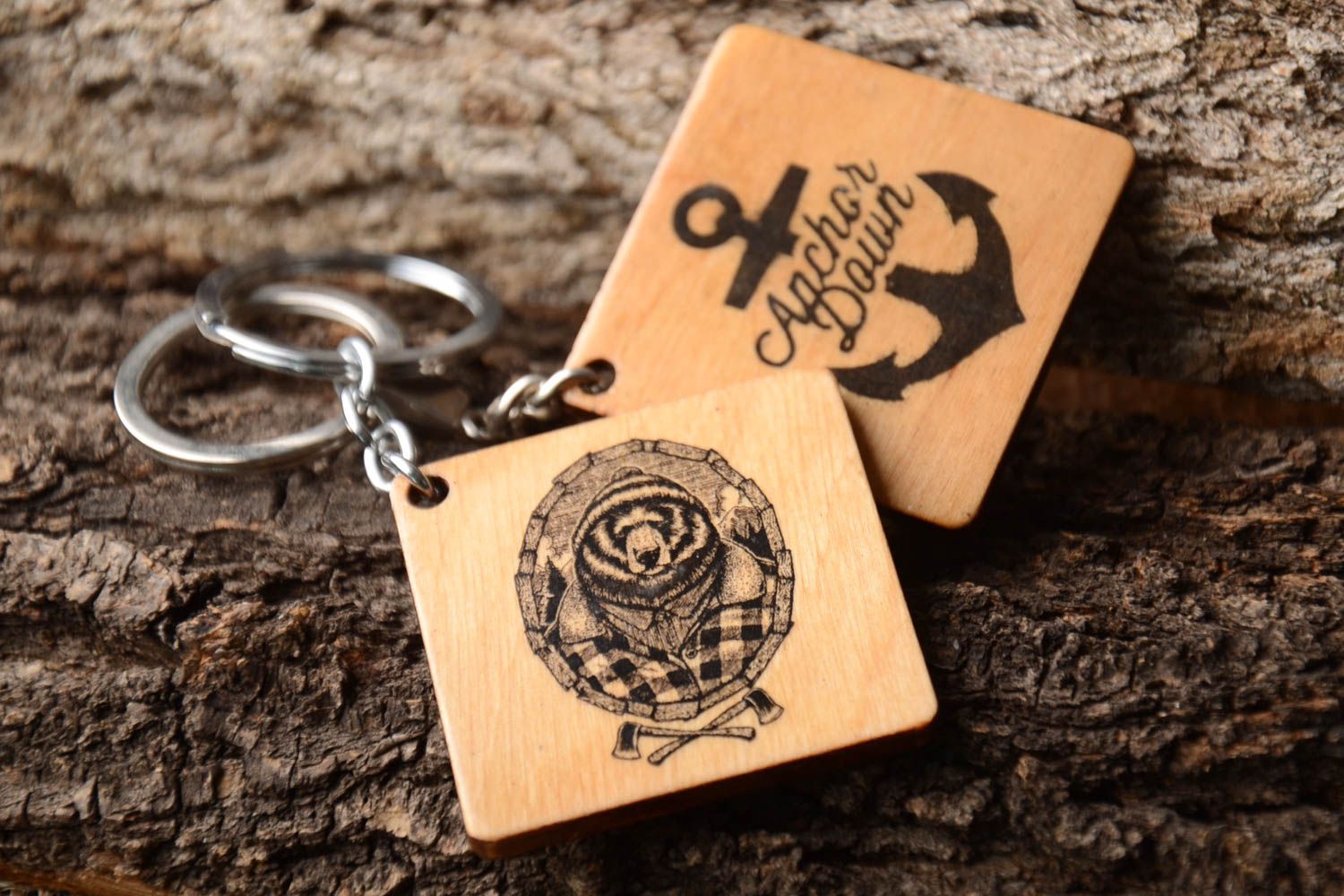 Porte-clés en bois faits main avec ours et ancre 2 pièces Accessoires design photo 1