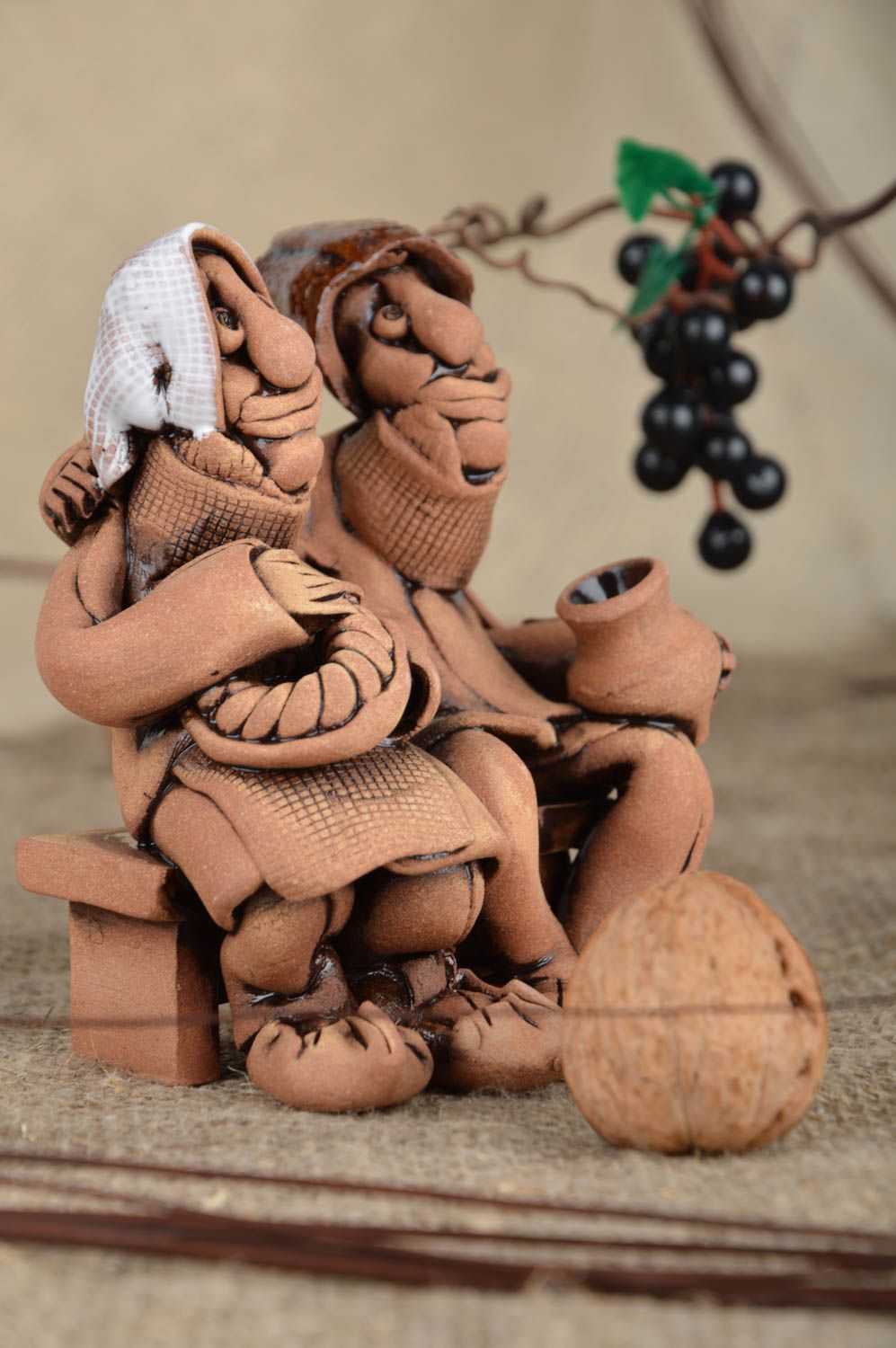Schöne ungewöhnliche braune handmade Figurine aus Ton sitzendes Paar auf Bank foto 1