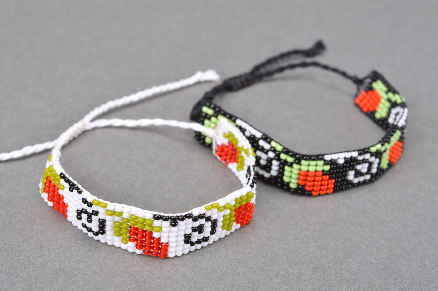 Handmade Armbänder Set aus Glasperlen 2 Stück mit Ornamenten für modische Damen  foto 2