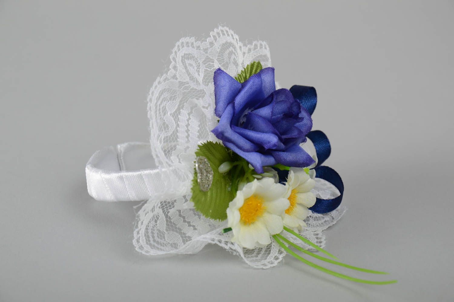 Hochzeit Boutonniere mit Blumen aus Atlasbändern handmade mit Spitze zart foto 5