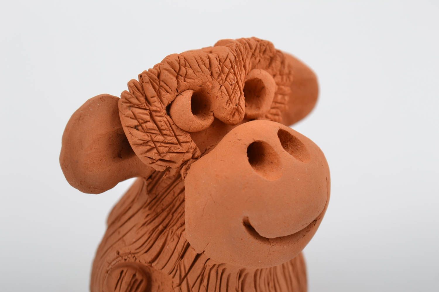Statuina decorativa fatta a mano in ceramica scimmia divertente marrone foto 5