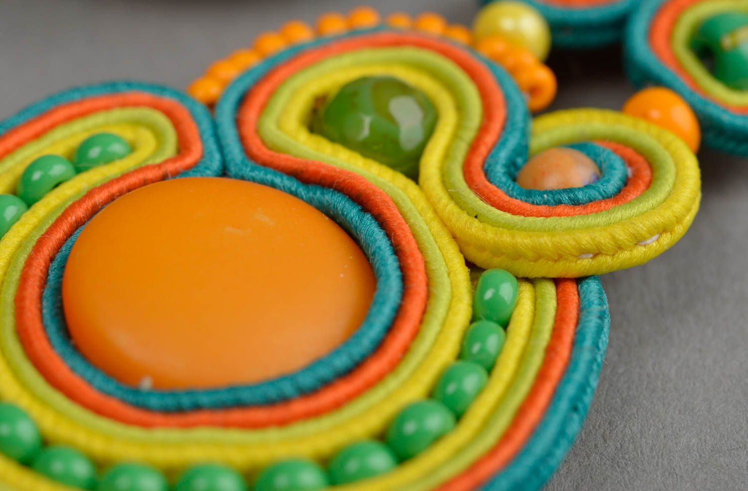 Сутажные серьги с пластиковыми вставками разноцветные украшение ручной работы фото 5