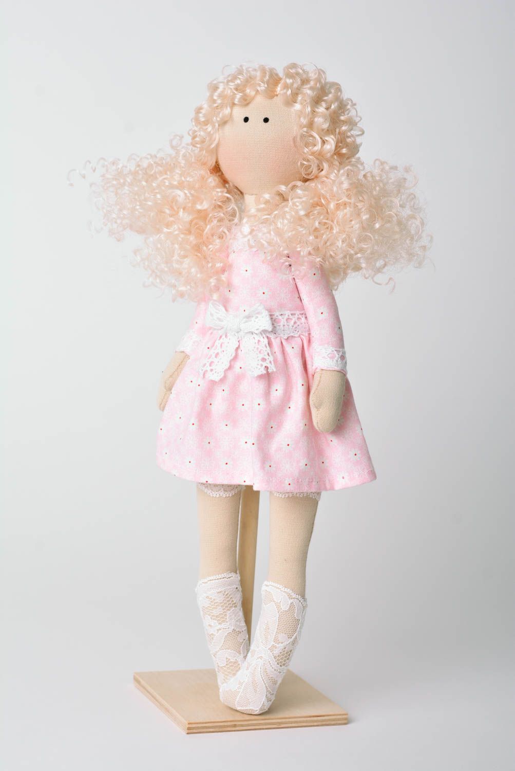Кукла ручной работы кукла из ткани авторская кукла на деревянной подставке фото 1