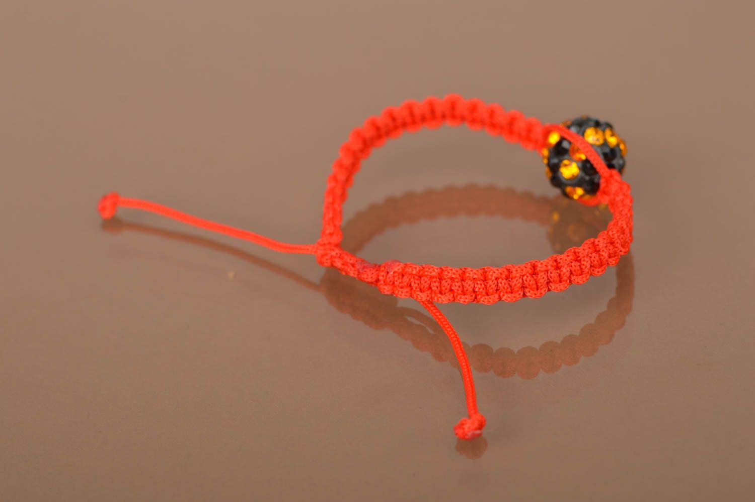 Тонкий плетеный браслет с большой бусиной ручной работы на завязках красный фото 5