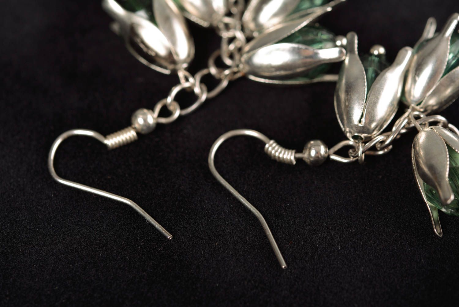 Boucles d'oreilles métalliques avec perles en verre vertes faites main photo 4