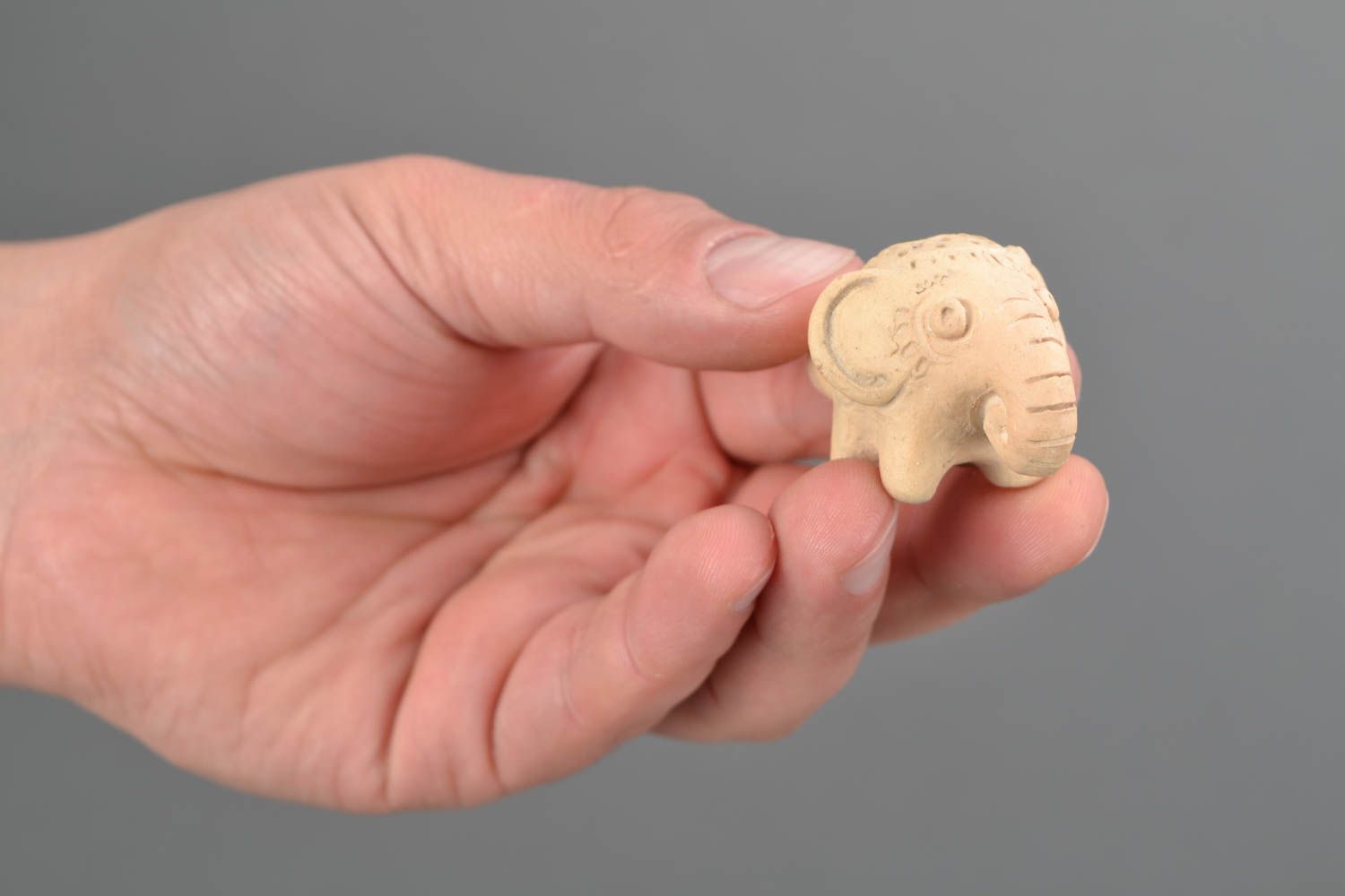 Sifflet en argile fait main beige instrument de musique en forme d'éléphant photo 2