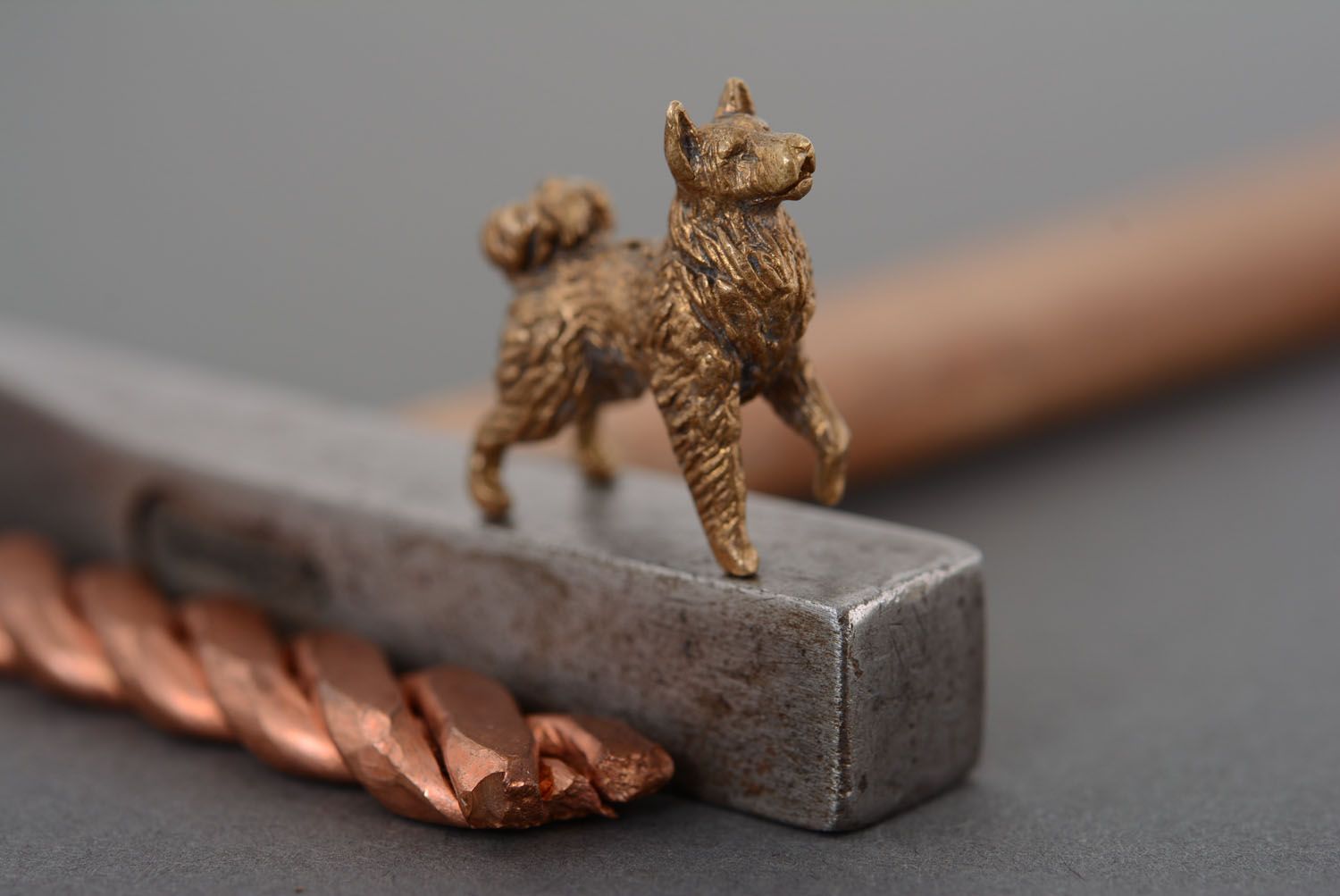 Figura de bronce con forma de perro Laika foto 1