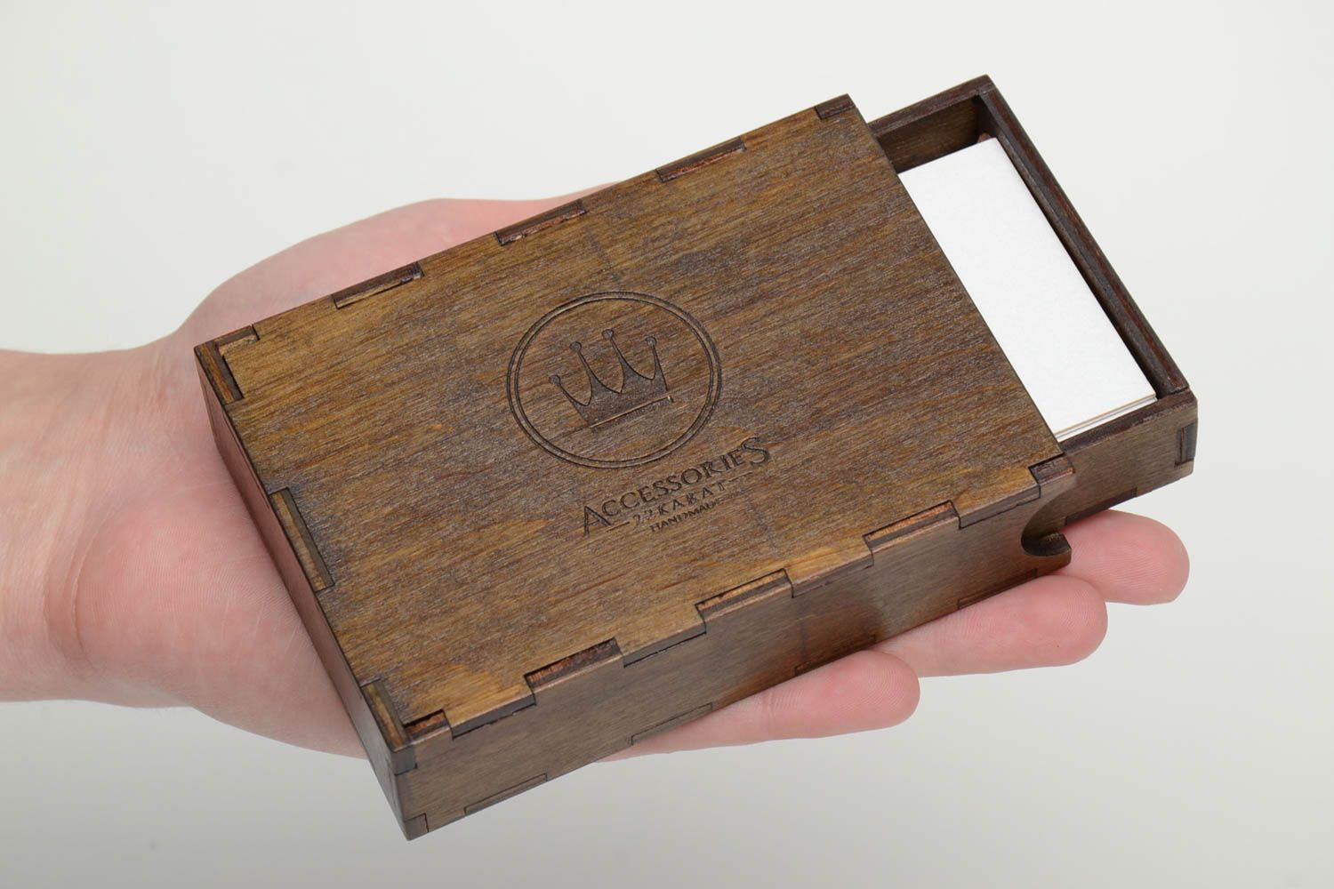 Boîte en bois pour cadeau avec gravure faite main foncée rectangulaire originale photo 5