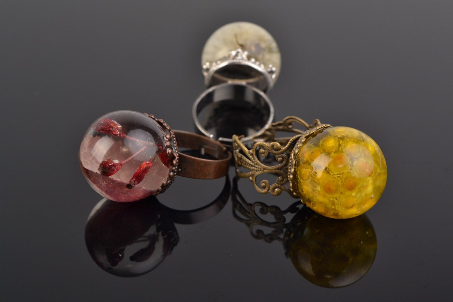 Set of handmade botanical rings with real flowers and berries coated with epoxy 3 items photo 5