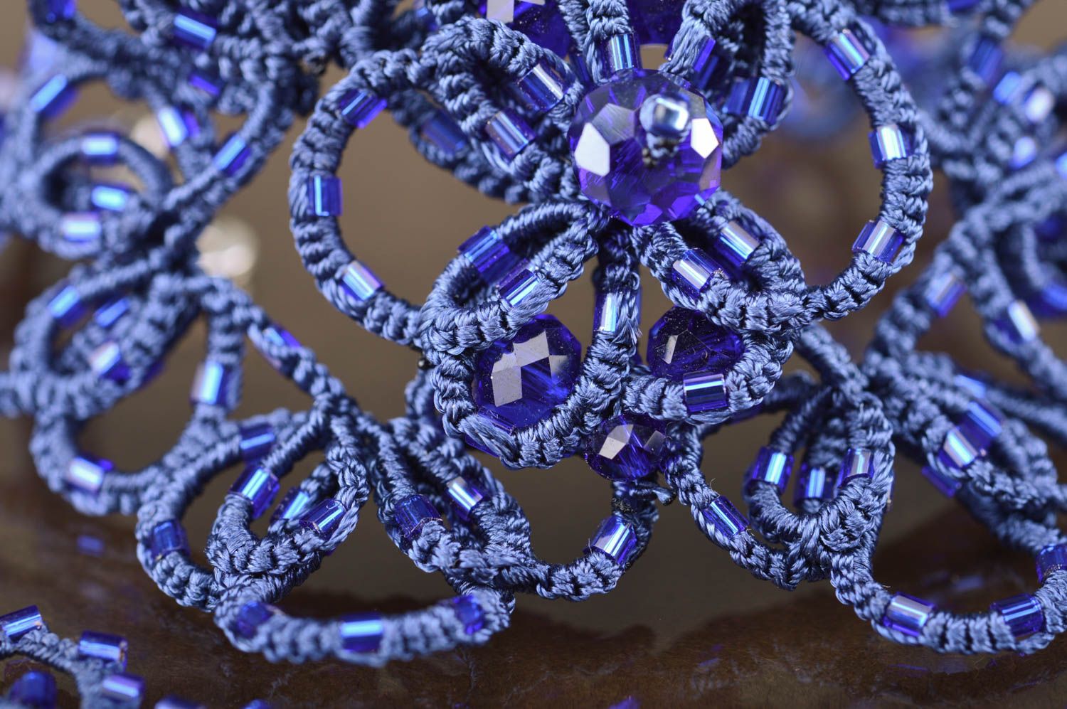 Blaues gehäkeltes Schmuckset Ohrringe und Collier aus Atlasfäden Handarbeit foto 4