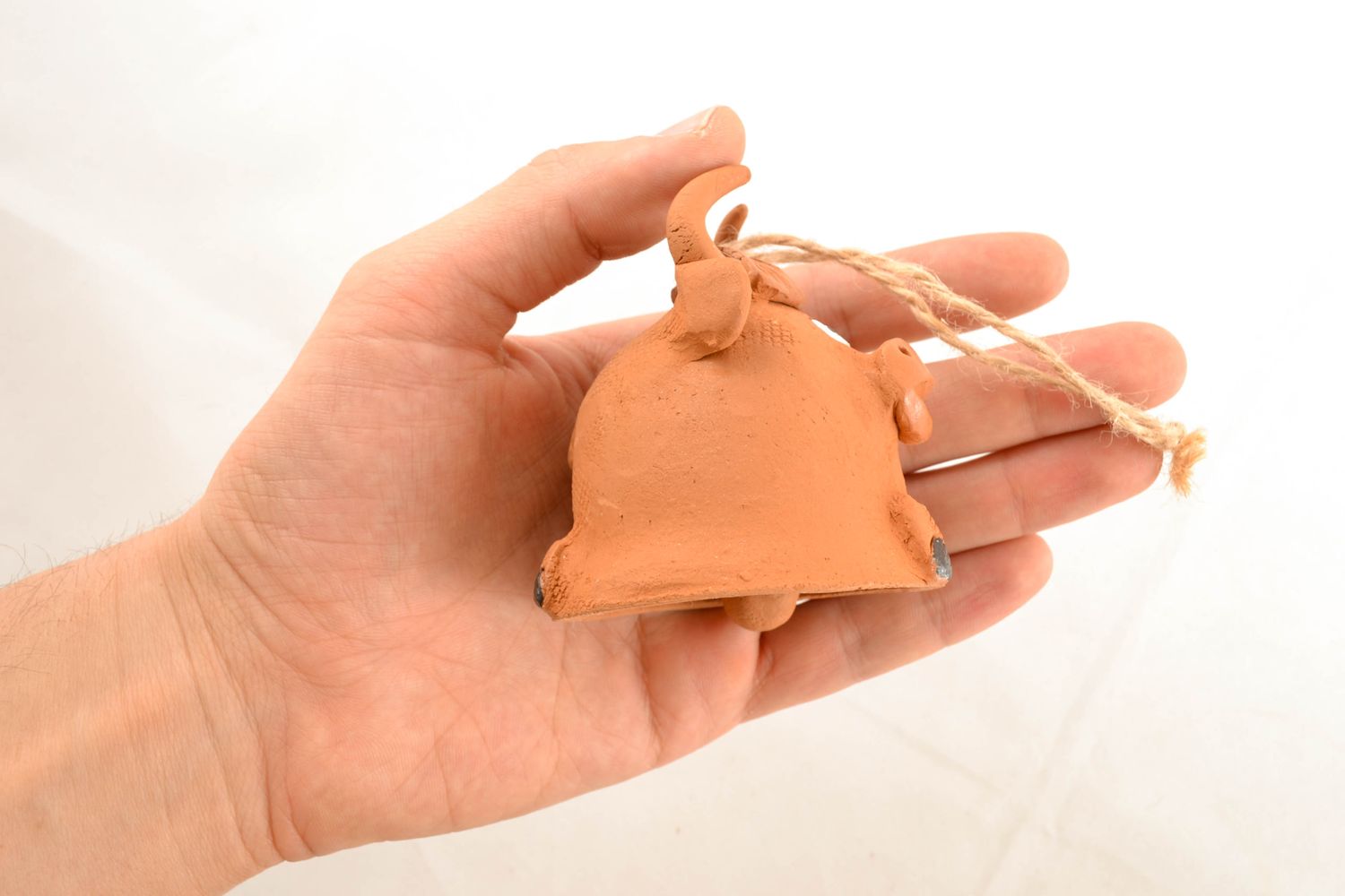 Campanilla cerámica modelada con forma de vaca foto 1