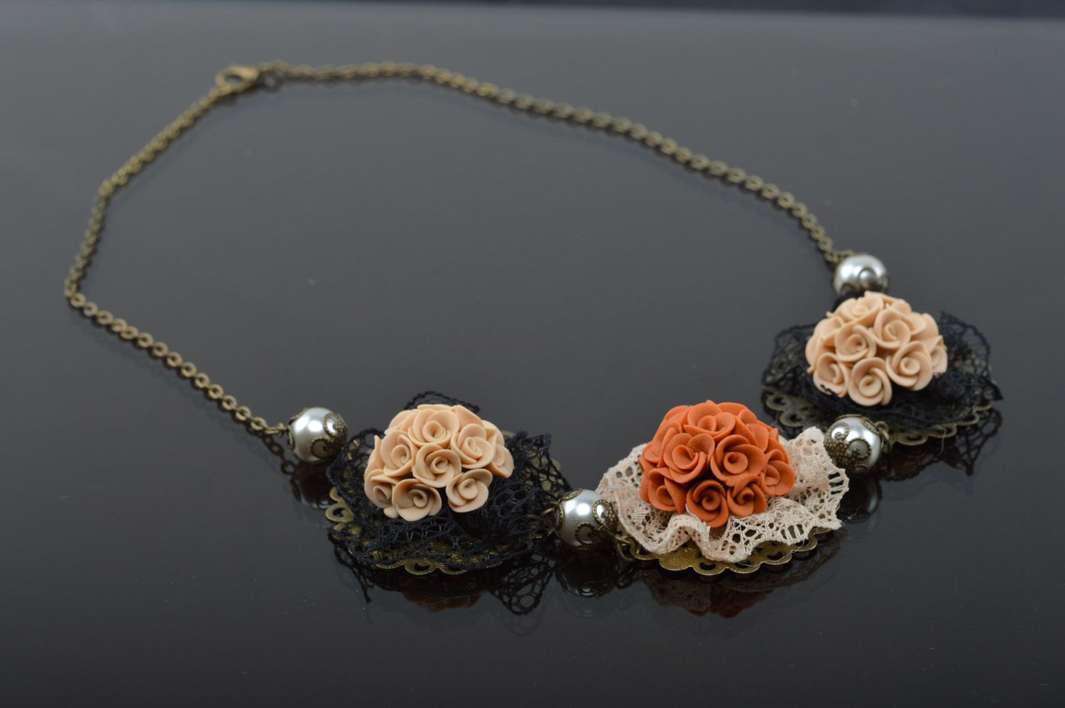 Collar con flores de arcilla polimérica con encaje y cuentas artesanal envejecido foto 1