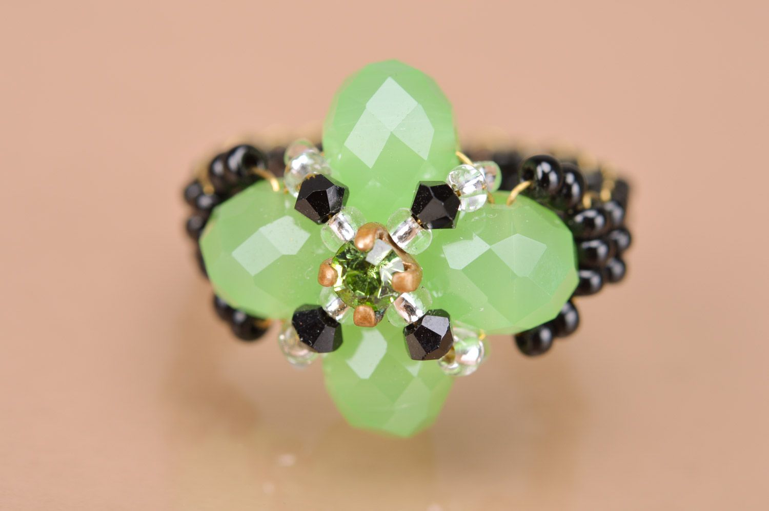 Бисерное кольцо с бусинами ручной работы в виде красивого зеленого цветка фото 2