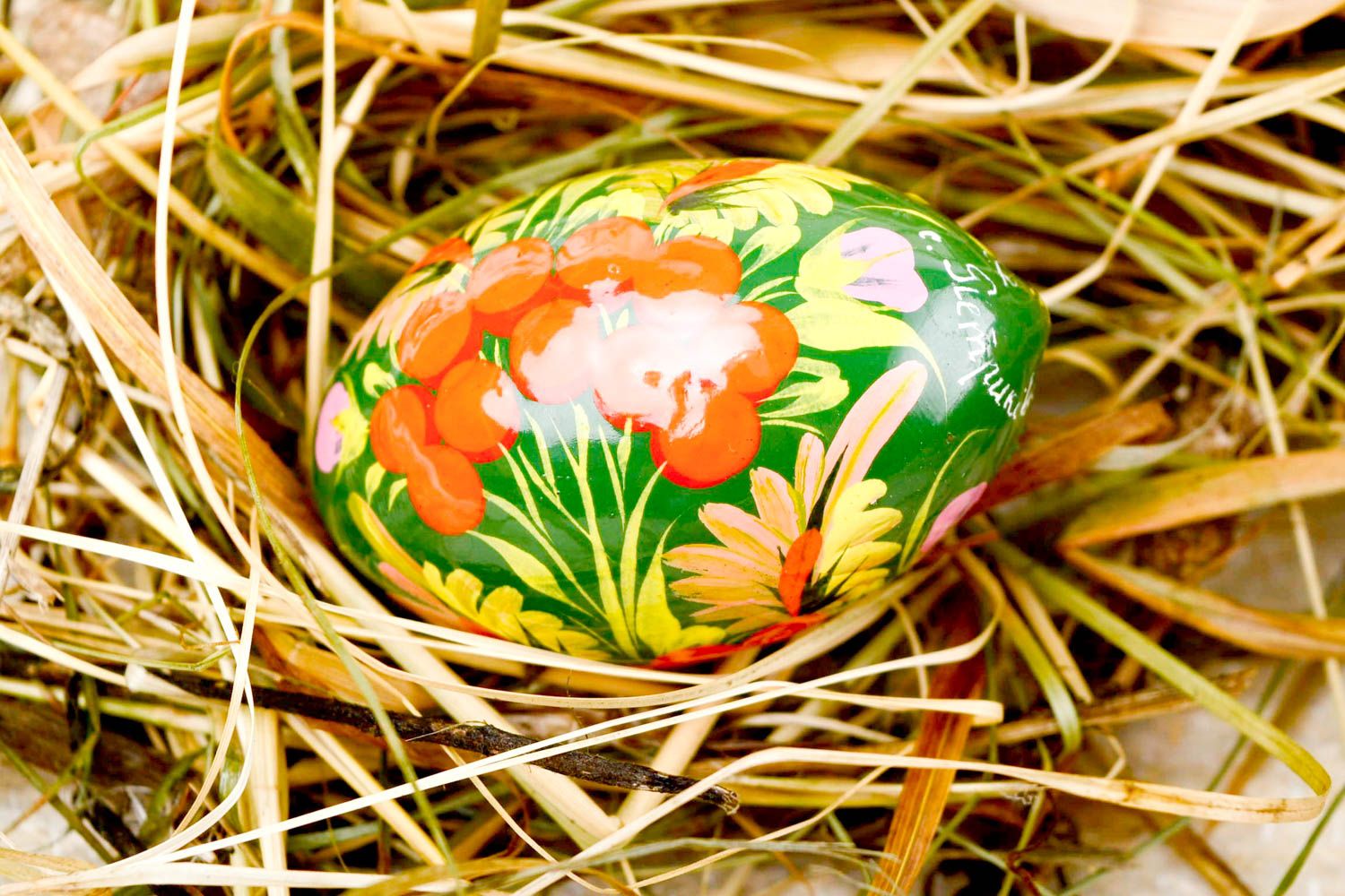 Oeuf peint fait main Oeuf en bois vert à motifs végétaux Décoration de Pâques photo 1