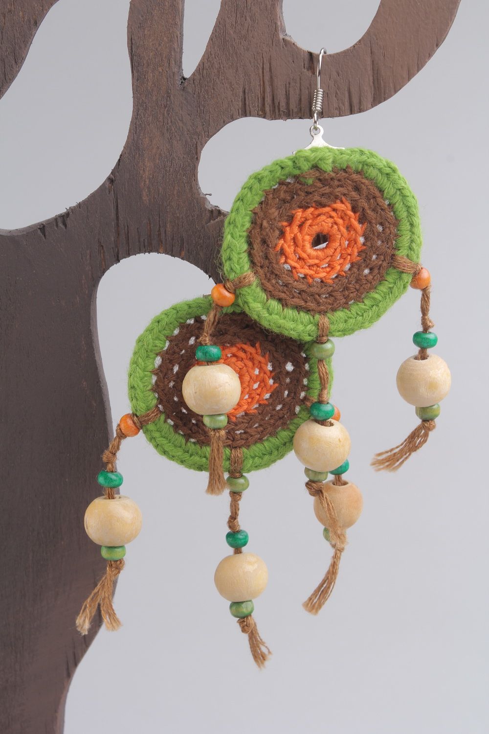 Brincos compridos de malha de fios feitos à mão e decorados com contas de madeira foto 1