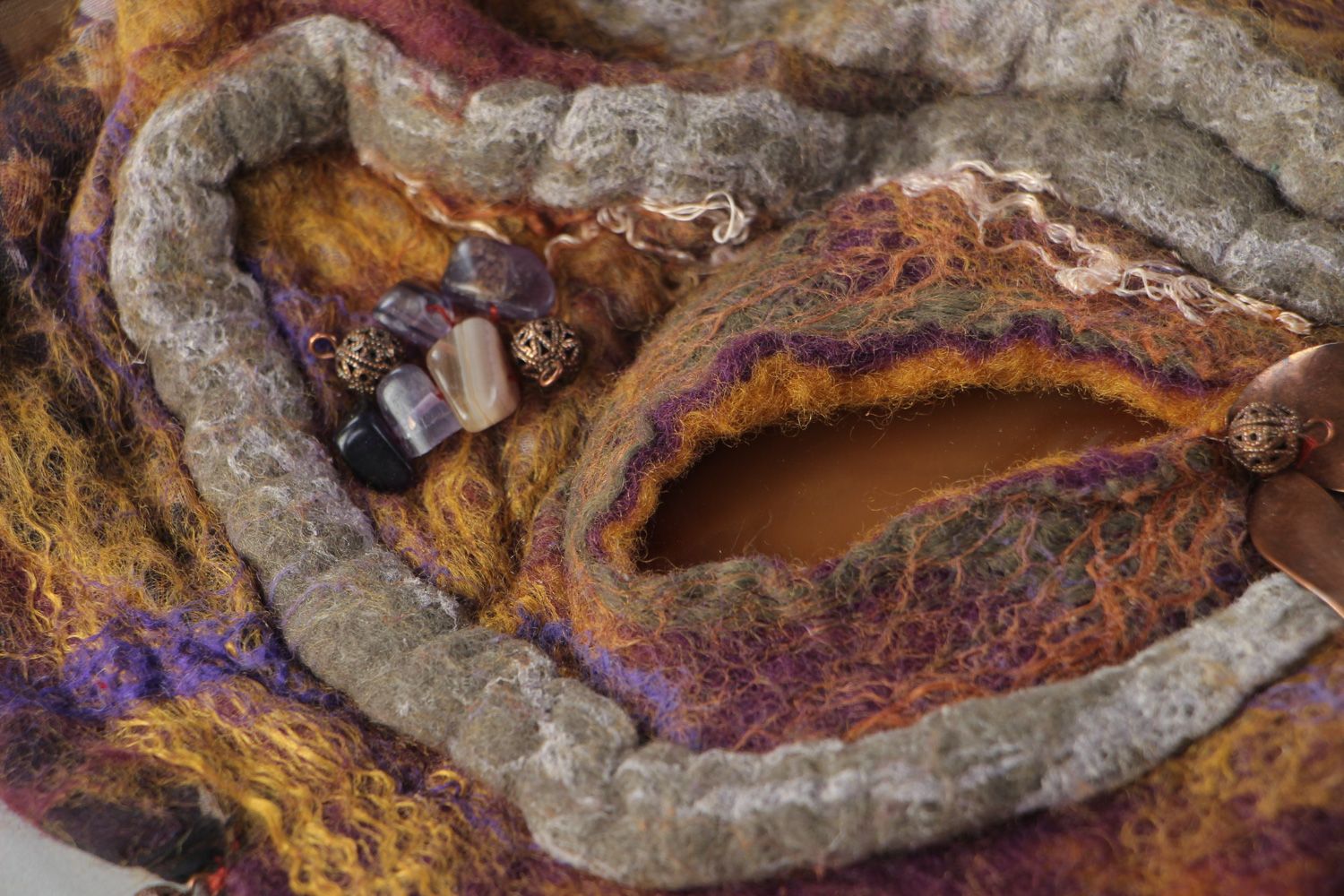 Buntfarbiges originelles handgemachtes Collier aus Stoff mit Achat und Amethyst foto 4