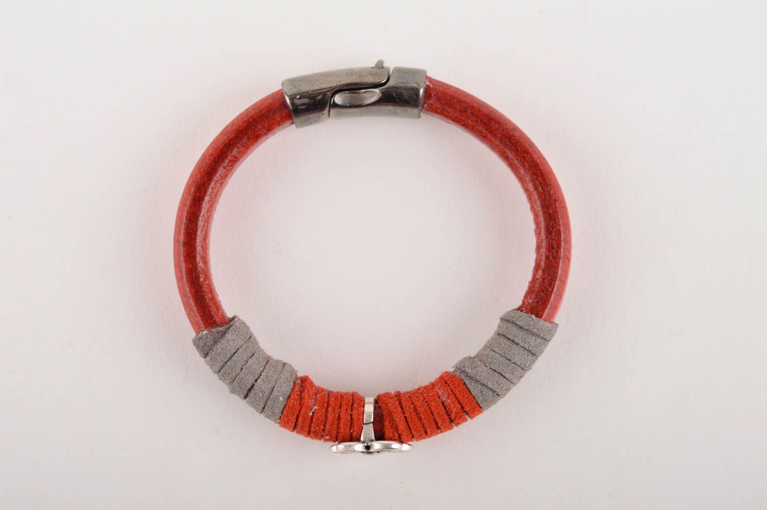 Handmade Designer Schmuck rotes Leder Armband Accessoire für Frauen mit Blume foto 3
