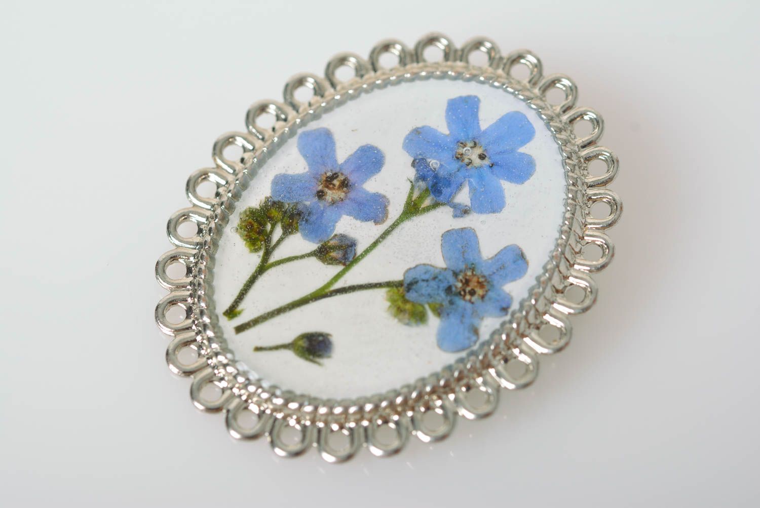 Broche avec fleurs séchées bleues faite main ovale style vintage originale photo 5