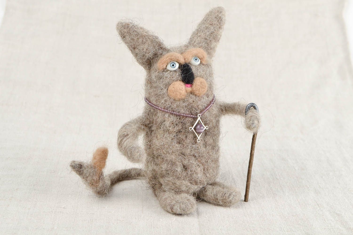 Peluche chat gris avec bâton Jouet fait main en laine feutrée Cadeau enfant photo 1