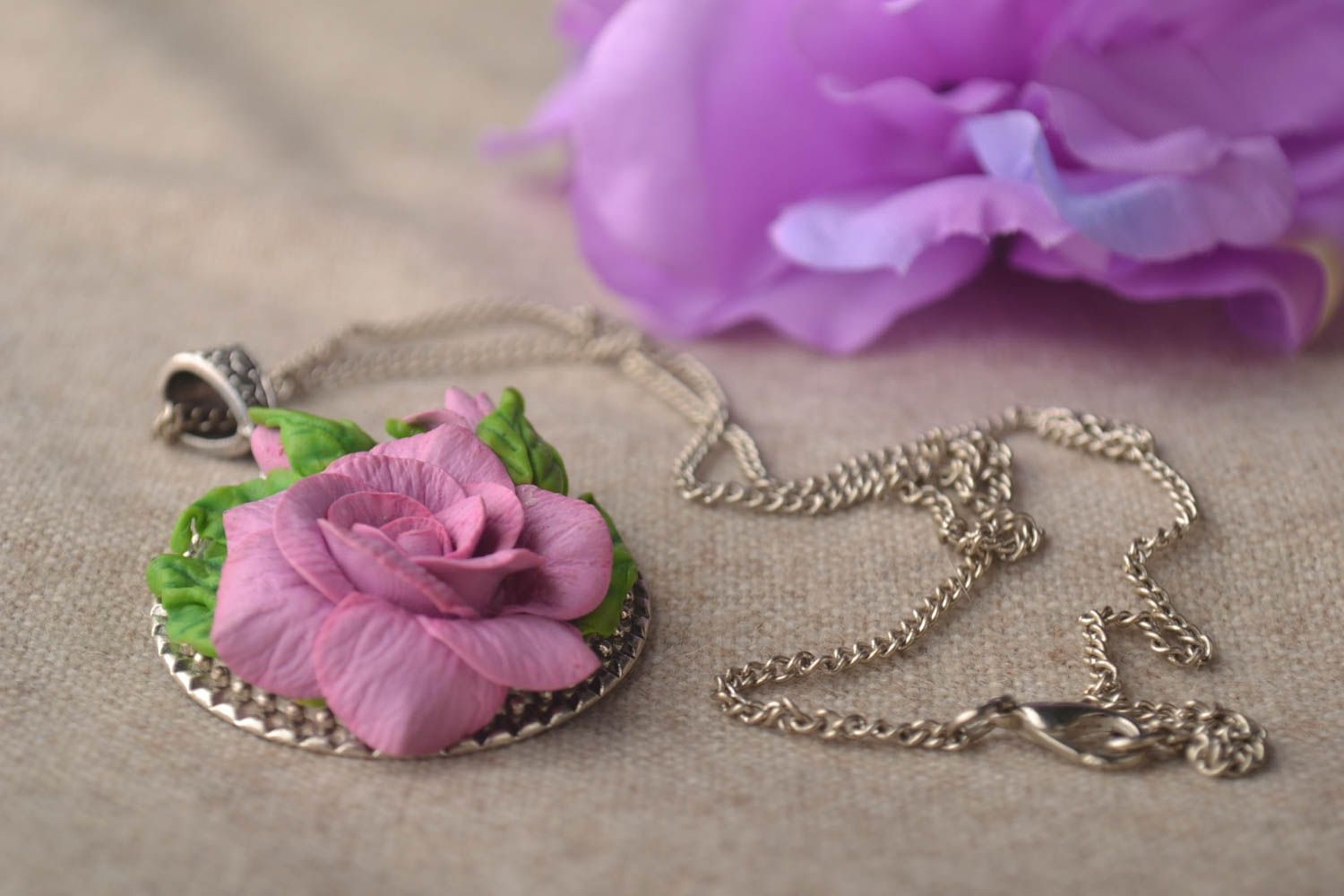 Blumen Anhänger handgemachter Schmuck Accessoire für Frauen violett schön foto 1