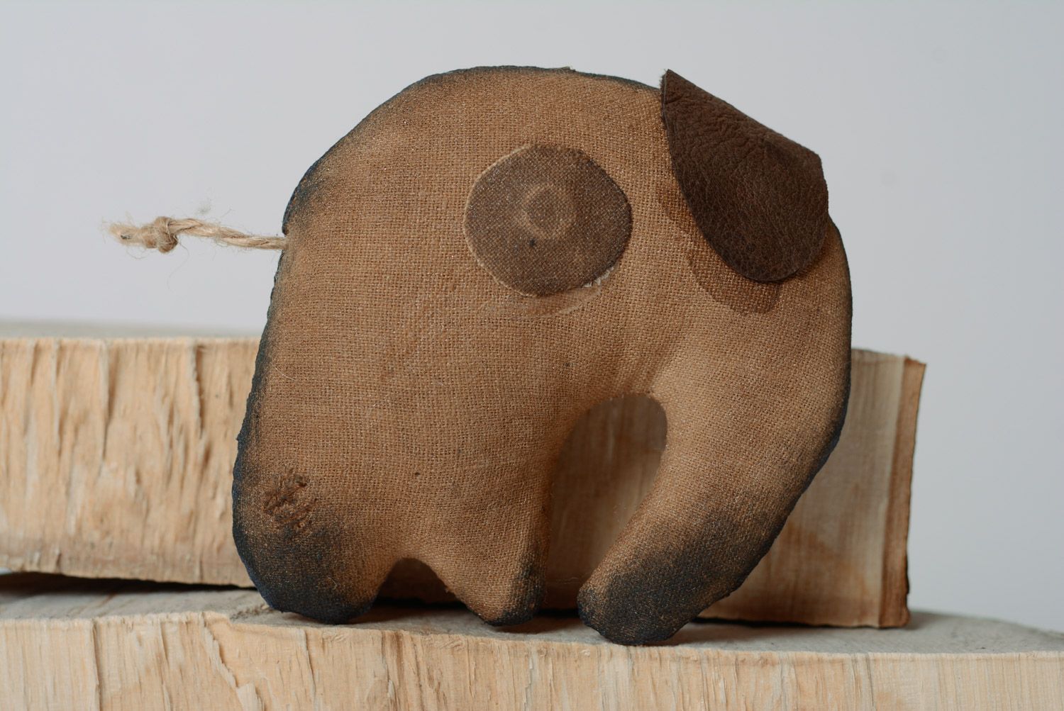 Imán para la nevera hecho a mano con forma de elefantito con empapado en café  foto 4